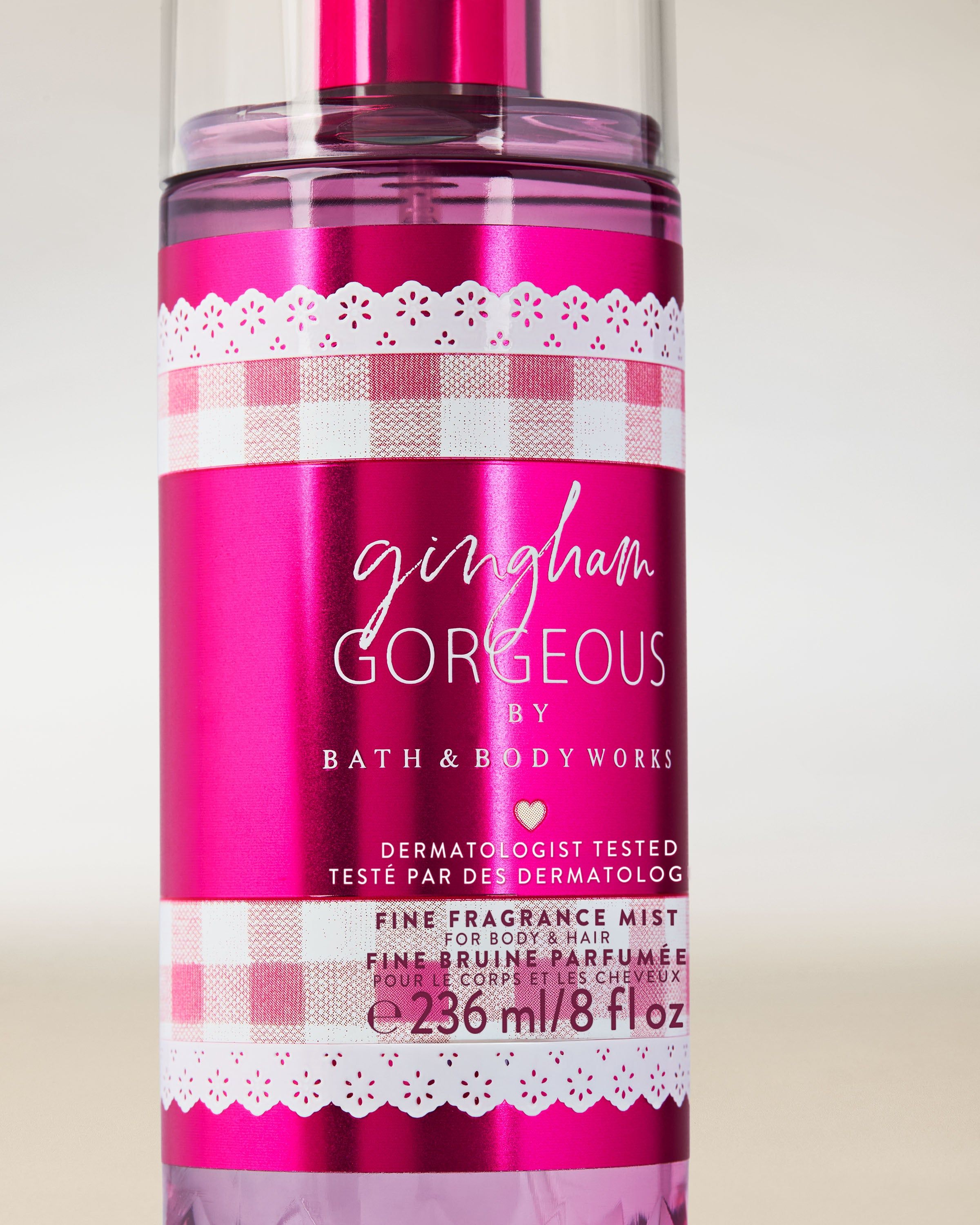 Mgiełka zapachowa Bath & Body Works Gingham Gorgeous 236 ml w różowym flakonie z atomizerem.