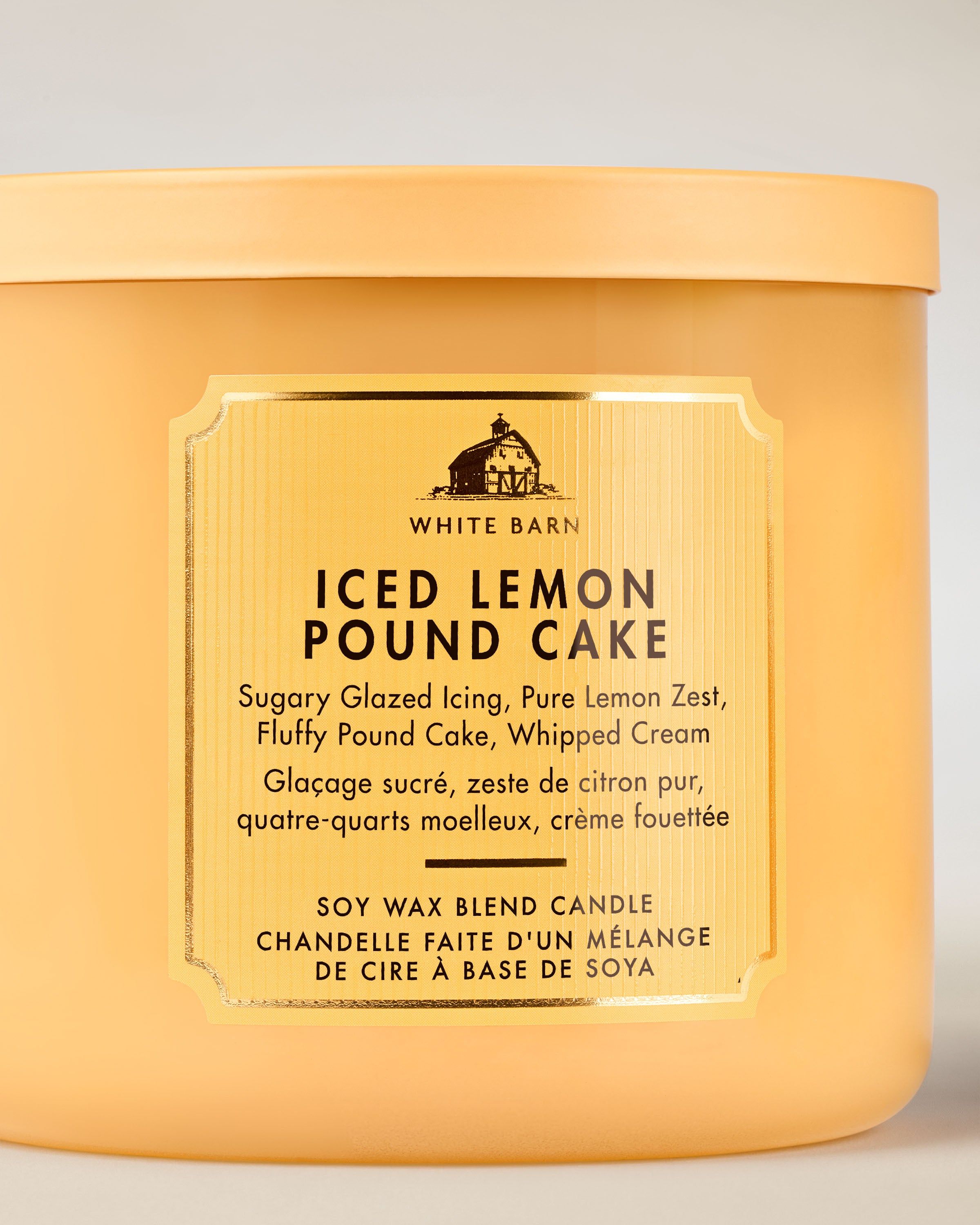 Świeca zapachowa 3‑knotowa White Barn Iced Lemon Pound Cake w matowym, żółtym szkle.