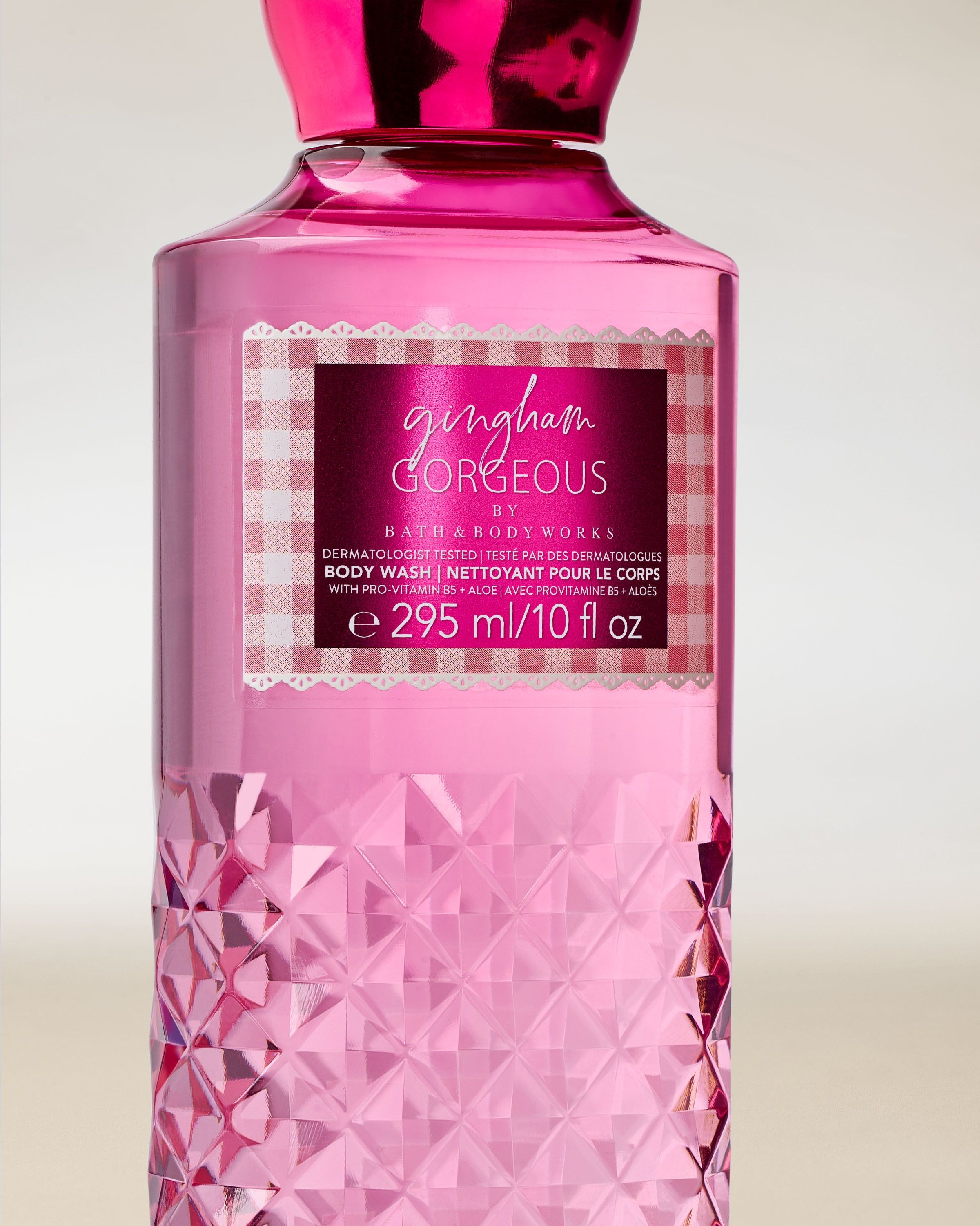 Żel pod prysznic Bath & Body Works Gingham Gorgeous 295 ml w różowej butelce z dekoracyjną fakturą.