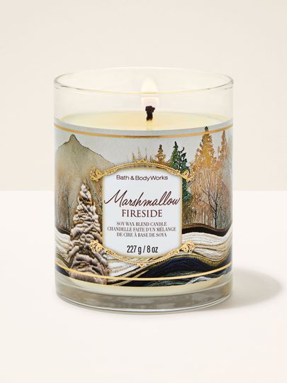 Świeca zapachowa Marshmallow Fireside Bath & Body Works z zimowym krajobrazem i ośnieżonymi drzewami