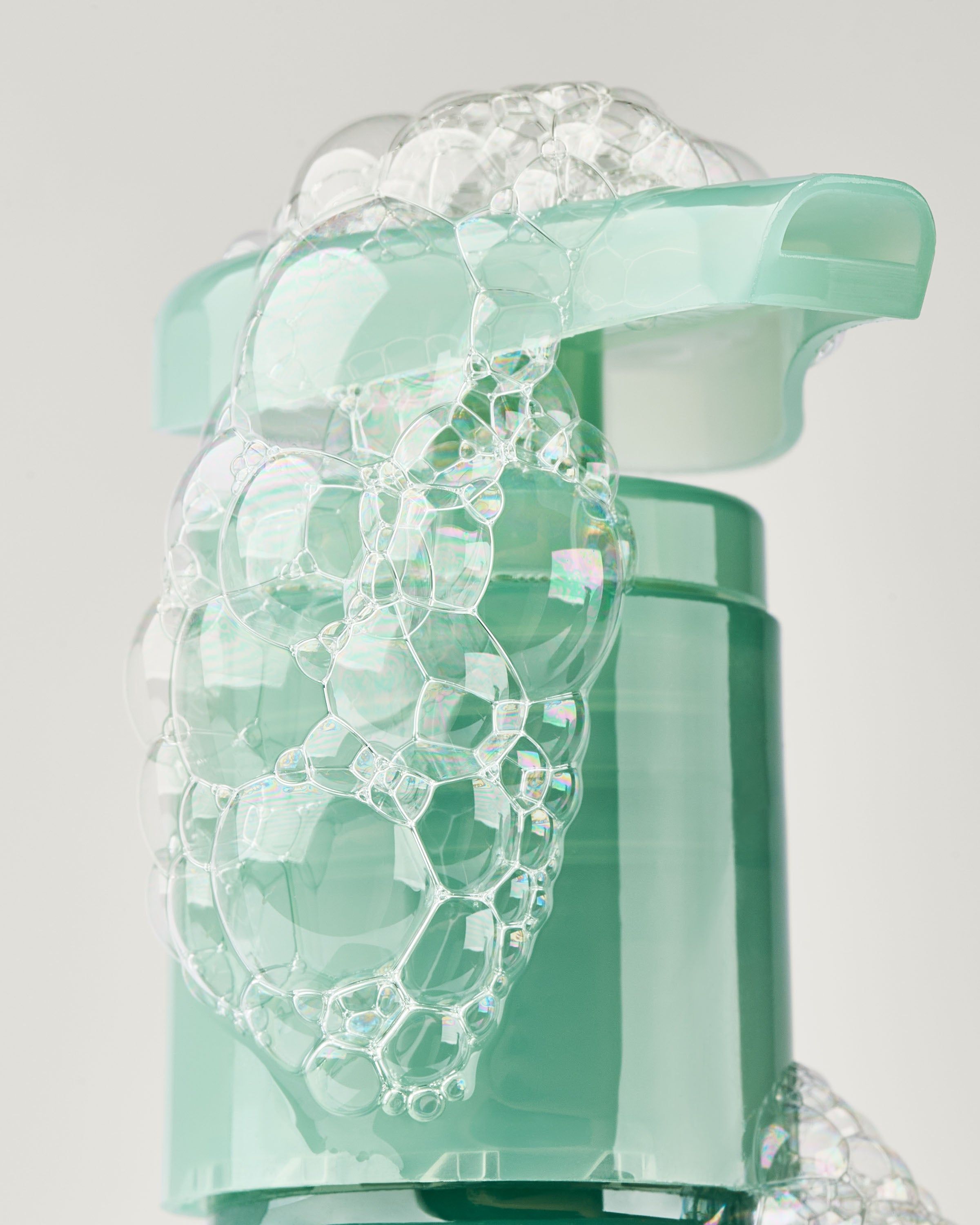 Żel do mycia rąk Bath & Body Works White Tea & Sage 236 ml w zielonej butelce z roślinnym motywem.
