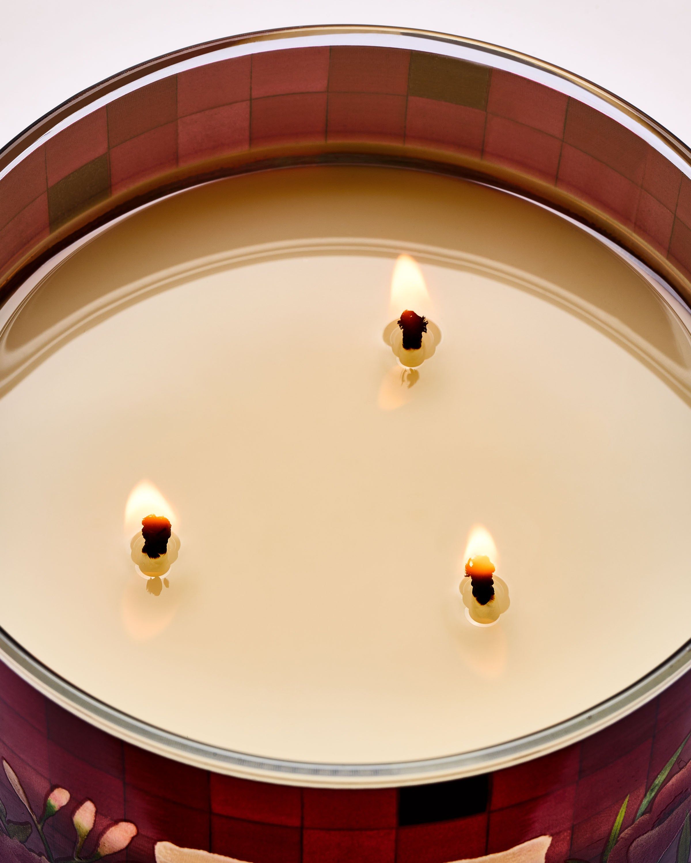 Świeca zapachowa 3‑knotowa Bath & Body Works Poppy w szklanym słoju z kwiatowym wzorem.