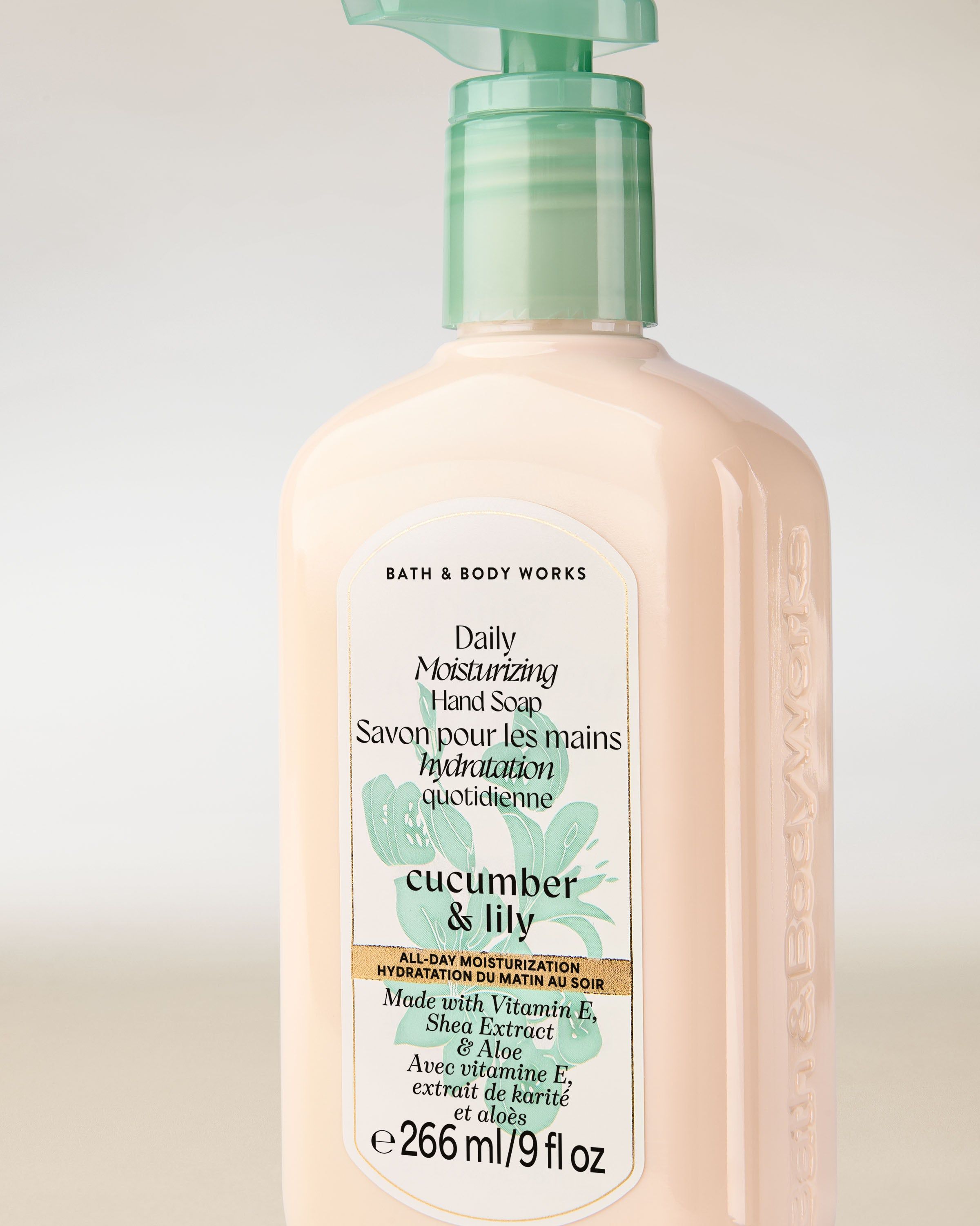 Mydło do rąk Cucumber & Lily Bath & Body Works w kremowej butelce z zieloną pompką.