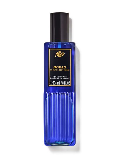 Mgiełka do ciała Bath&Body Works Ocean. Niebieska butelka z czarnym atomizerem, etykietą z napisami w złotym kolorze.