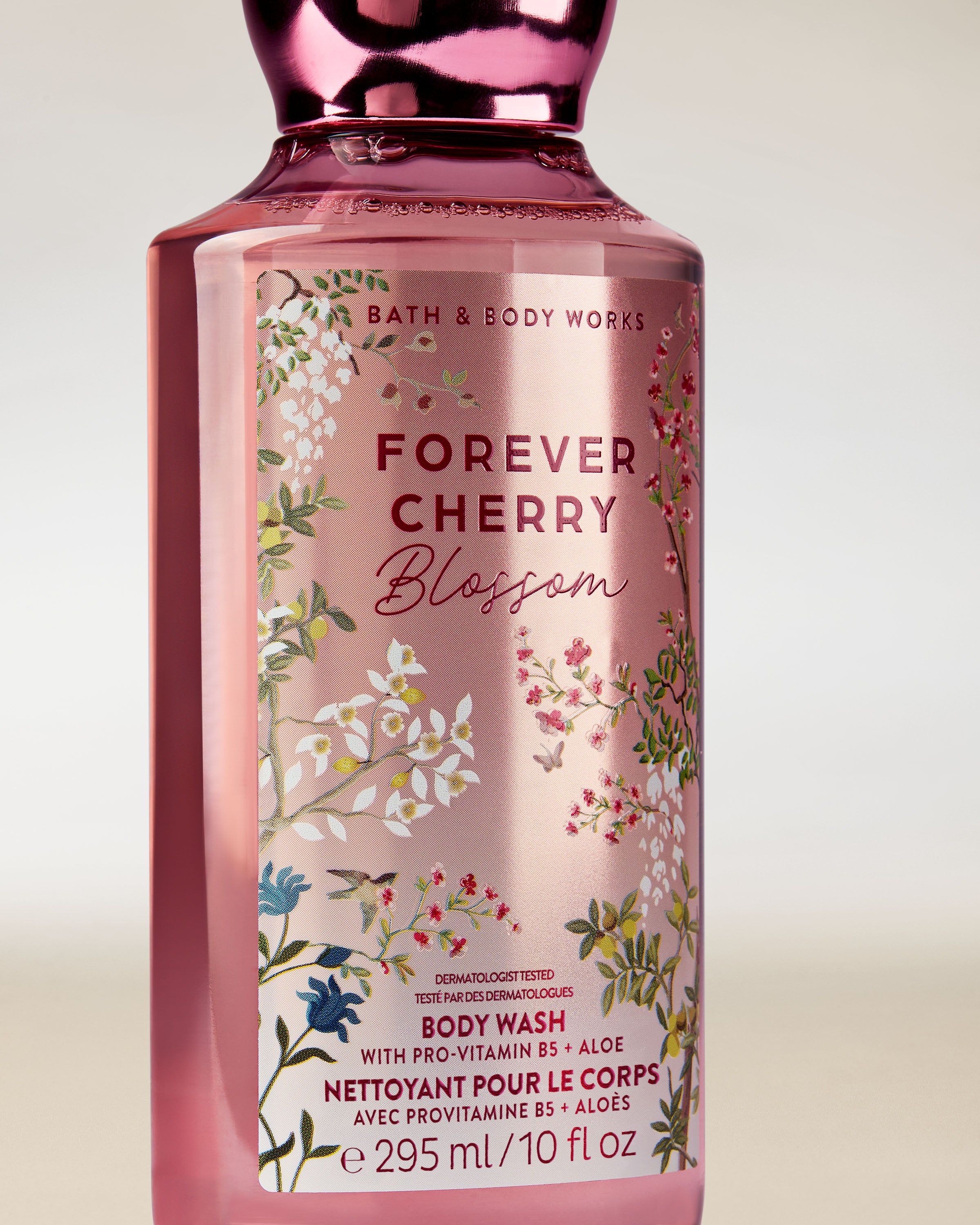 Żel pod prysznic Bath & Body Works Forever Cherry Blossom 295 ml w różowej butelce z kwiatową etykietą.