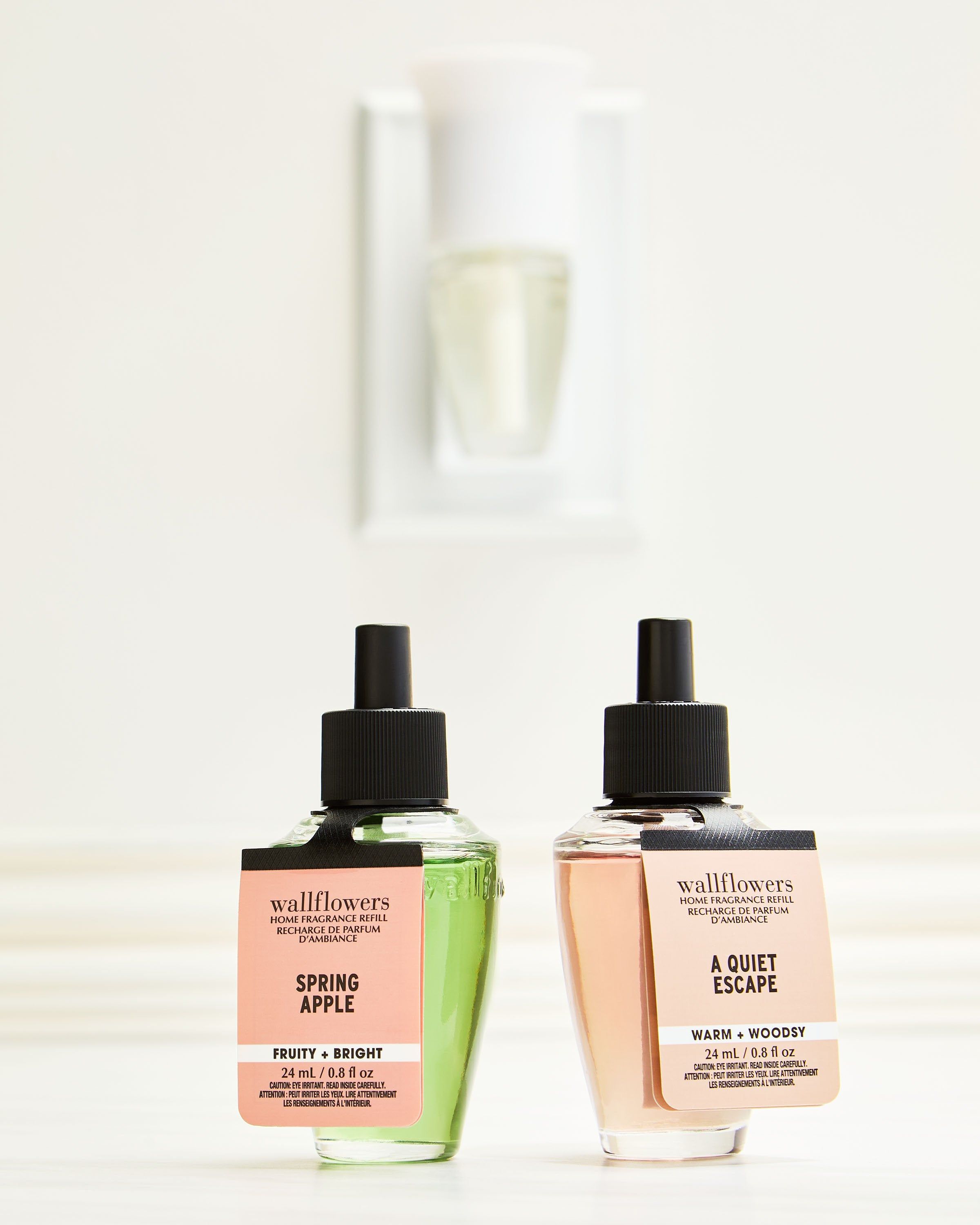 Wkład Wallflowers Spring Apple Bath & Body Works o zielonym odcieniu i świeżym, owocowym charakterze.