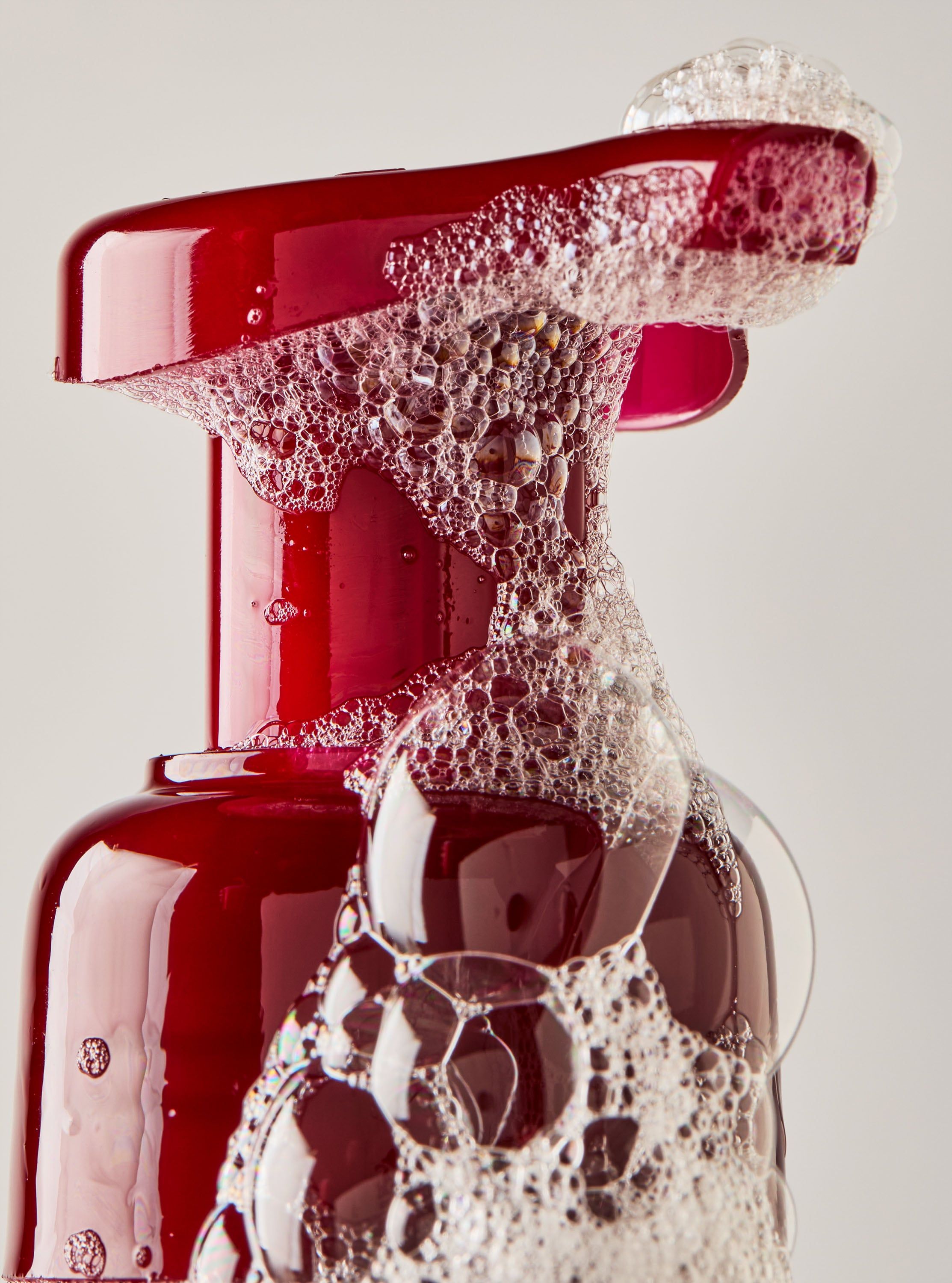 Mydło w piance Bright Christmas Morning Bath & Body Works z motywem prezentu i złotej kokardy