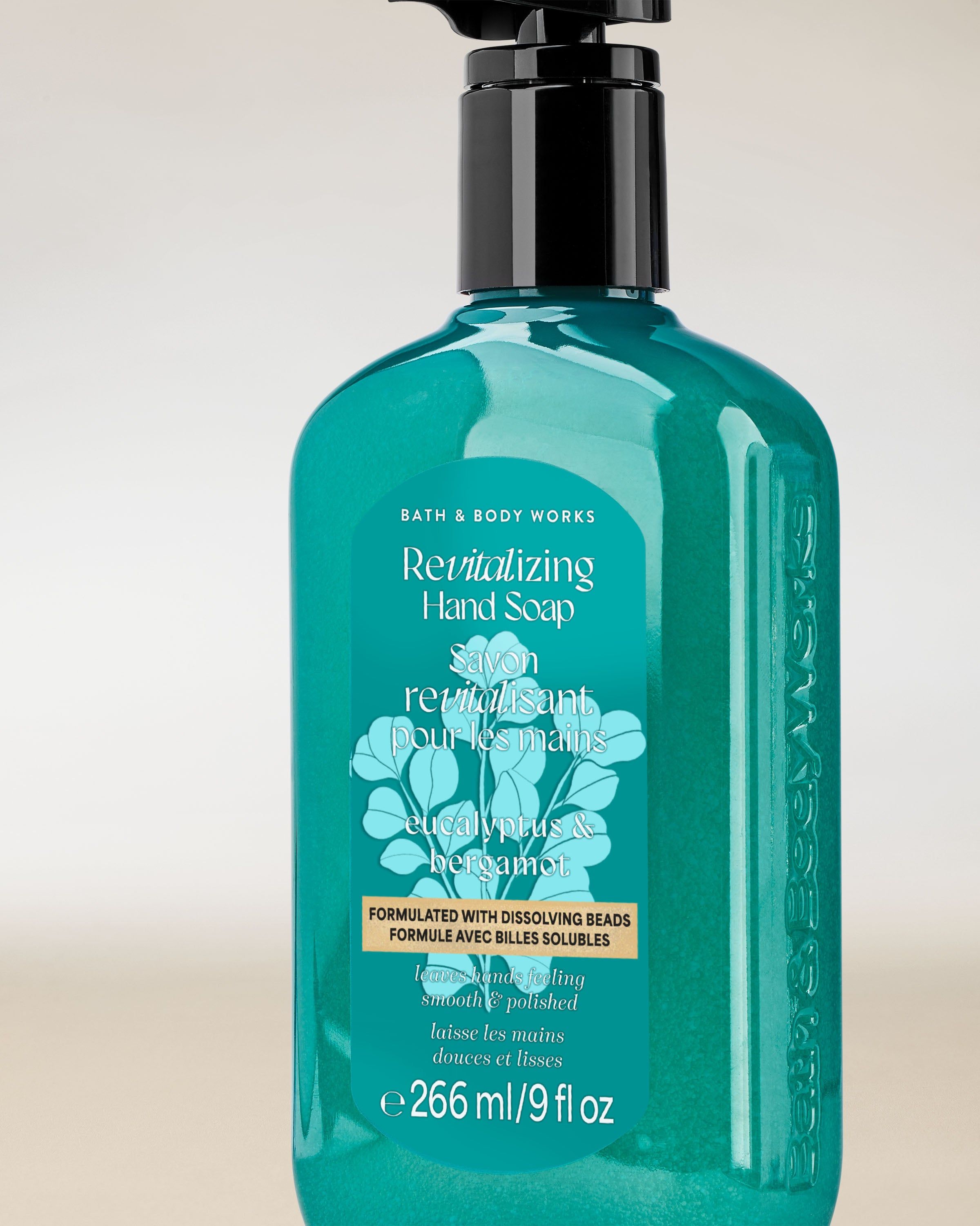 Żel do mycia rąk Bath & Body Works Eucalyptus & Spearmint 266 ml w turkusowej butelce z pompką.