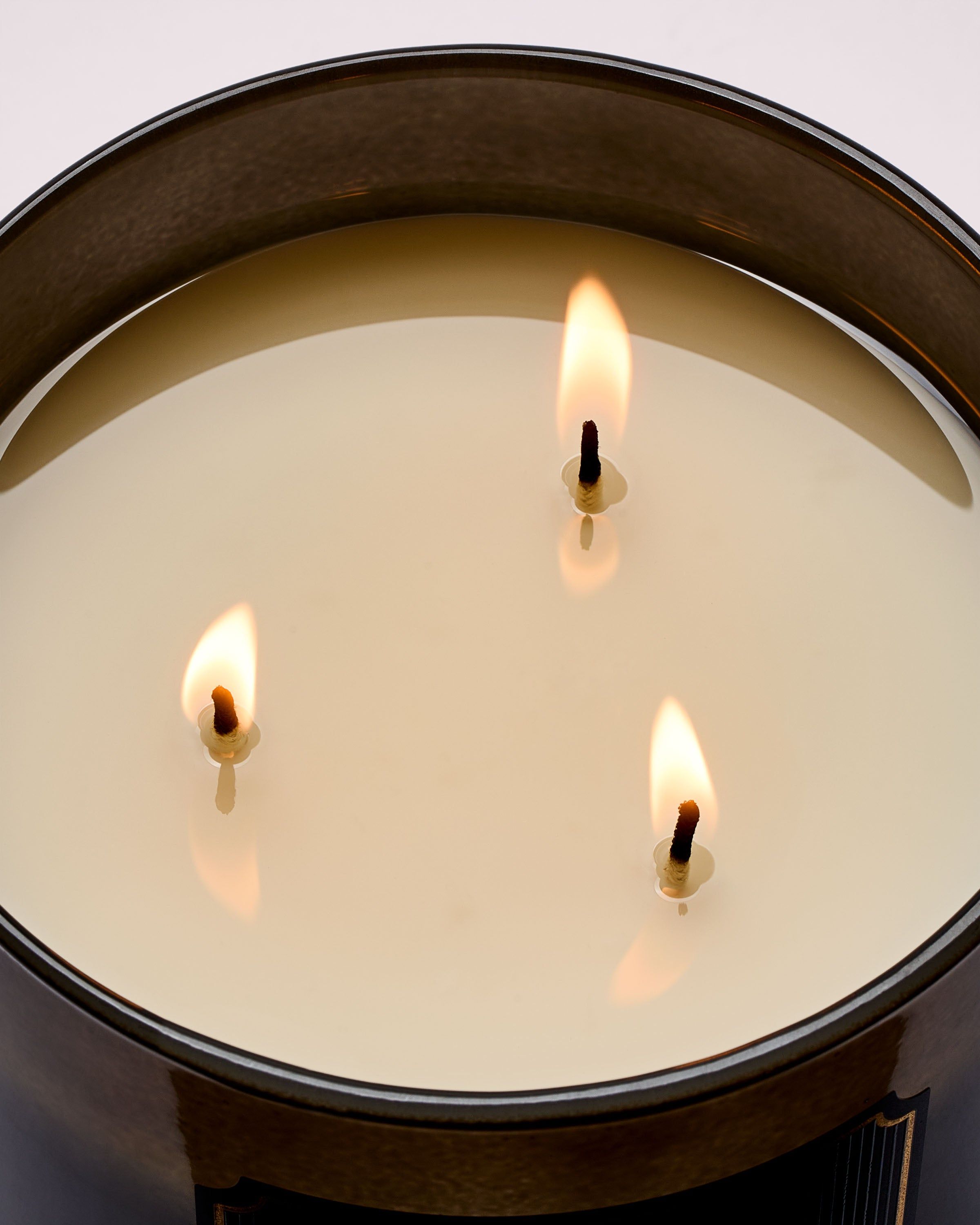 Świeca Mahogany Teakwood w eleganckim szklanym opakowaniu, z charakterystycznym aromatem drewna i subtelnymi akcentami kompozycji White Barn.