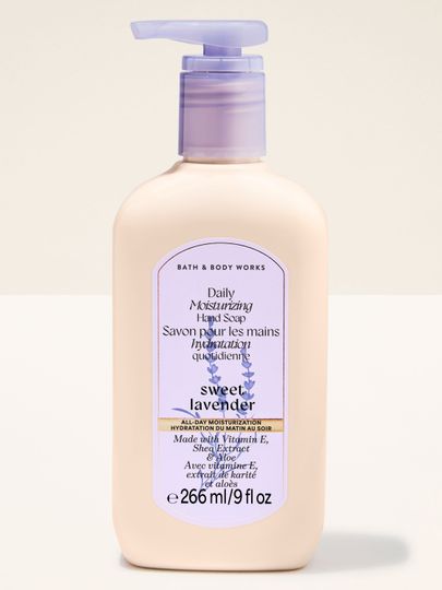 Mydło do rąk Sweet Lavender Bath & Body Works w kremowej butelce z lawendową pompką i subtelną etykietą.