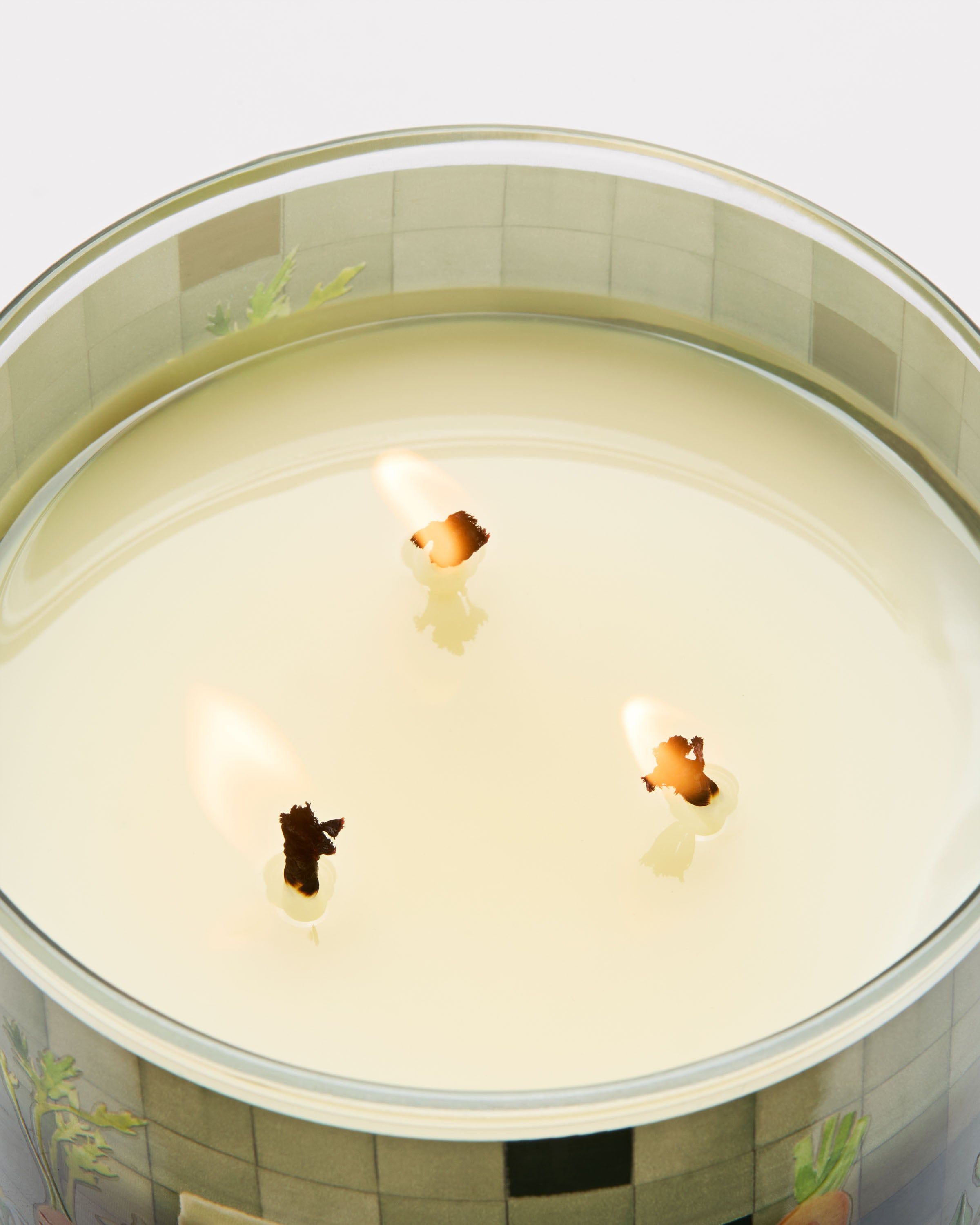 Świeca zapachowa 3‑knotowa Bath & Body Works Carrot & Nectarine w szklanym słoju z motywem marchwi i owoców.