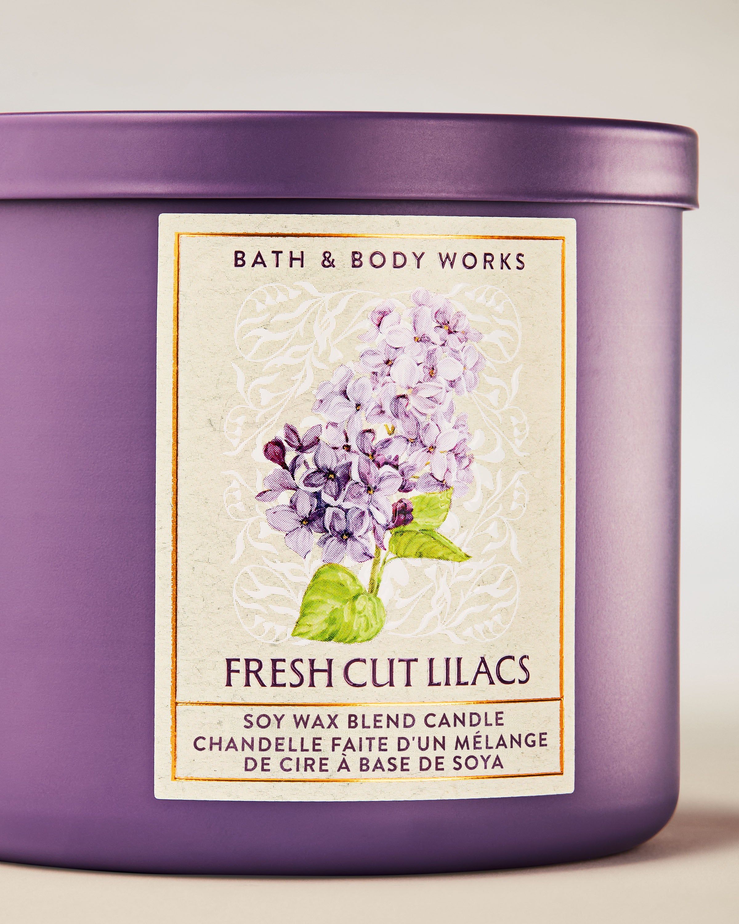 Świeca zapachowa 3‑knotowa Bath & Body Works Fresh Cut Lilacs w fioletowym, matowym szkle.