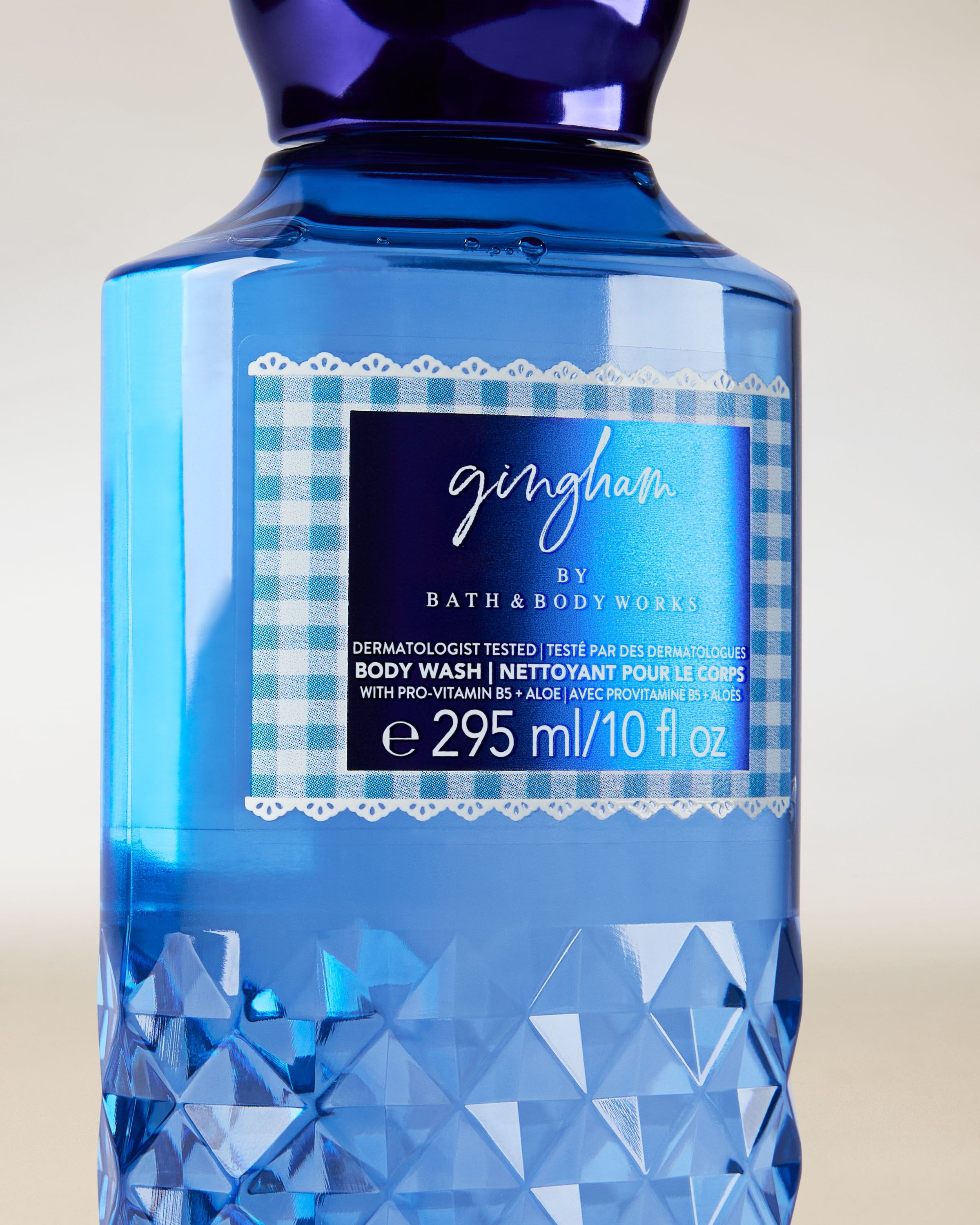 Żel pod prysznic Bath & Body Works Gingham 295 ml w niebieskiej butelce z dekoracyjną fakturą.