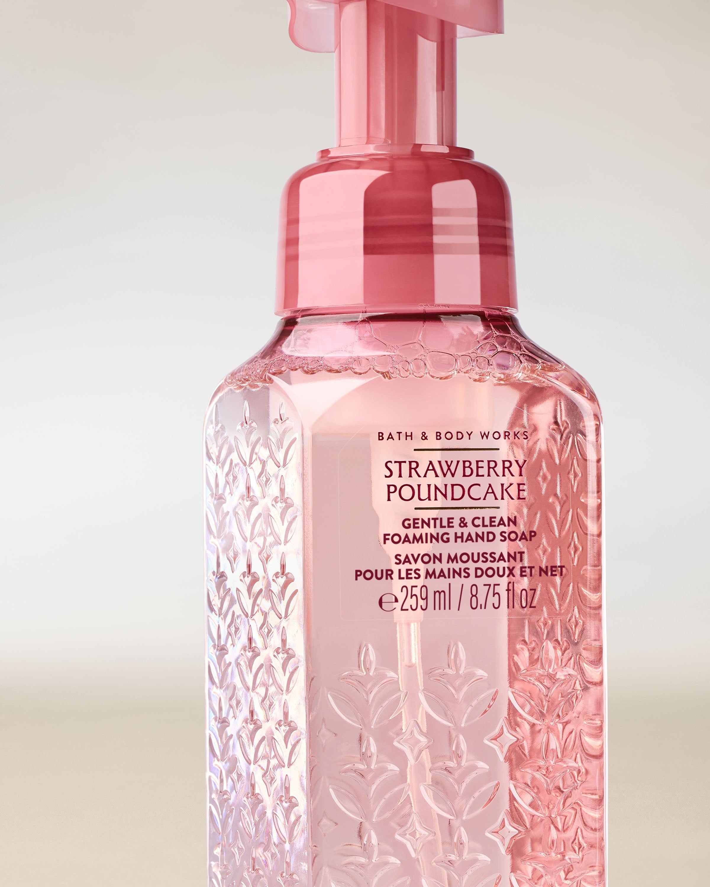 Pianka do mycia rąk Bath & Body Works Strawberry Poundcake 259 ml w różowej butelce z pompką.