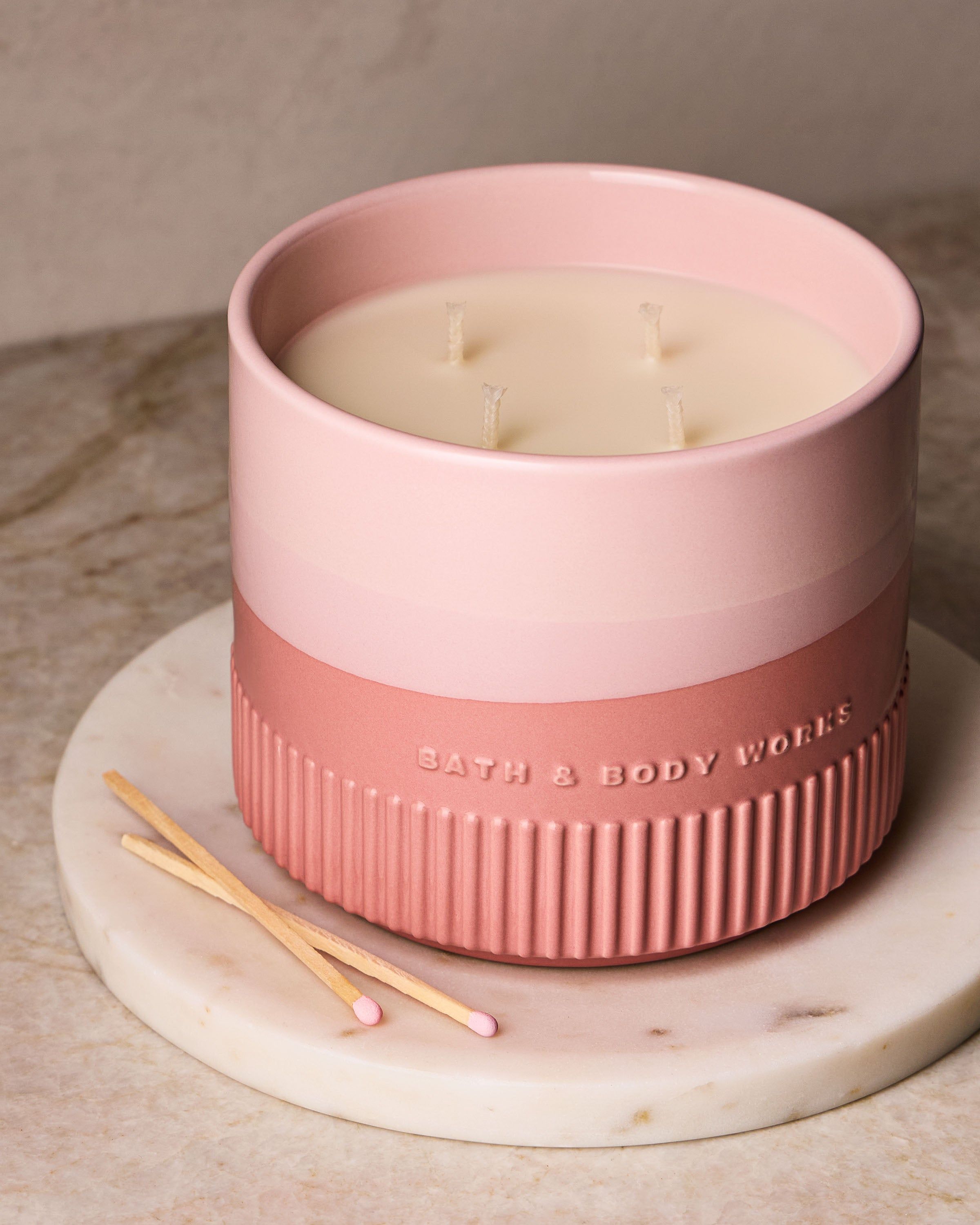 Świeca zapachowa Bath & Body Works z 4 knotami w ceramicznym naczyniu
