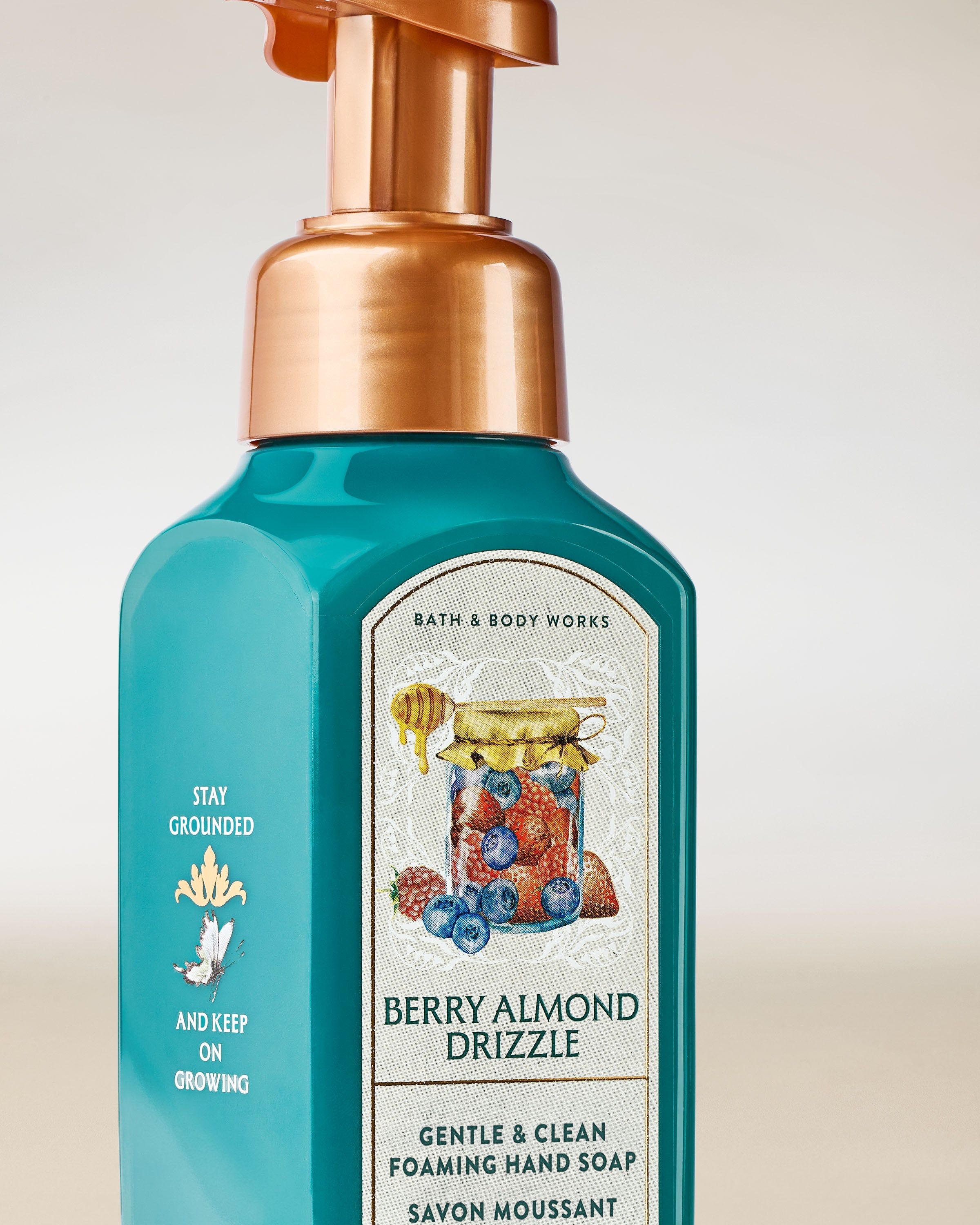 Pianka do mycia rąk Bath & Body Works Berry Almond Drizzle 259 ml w turkusowej butelce z pompką.