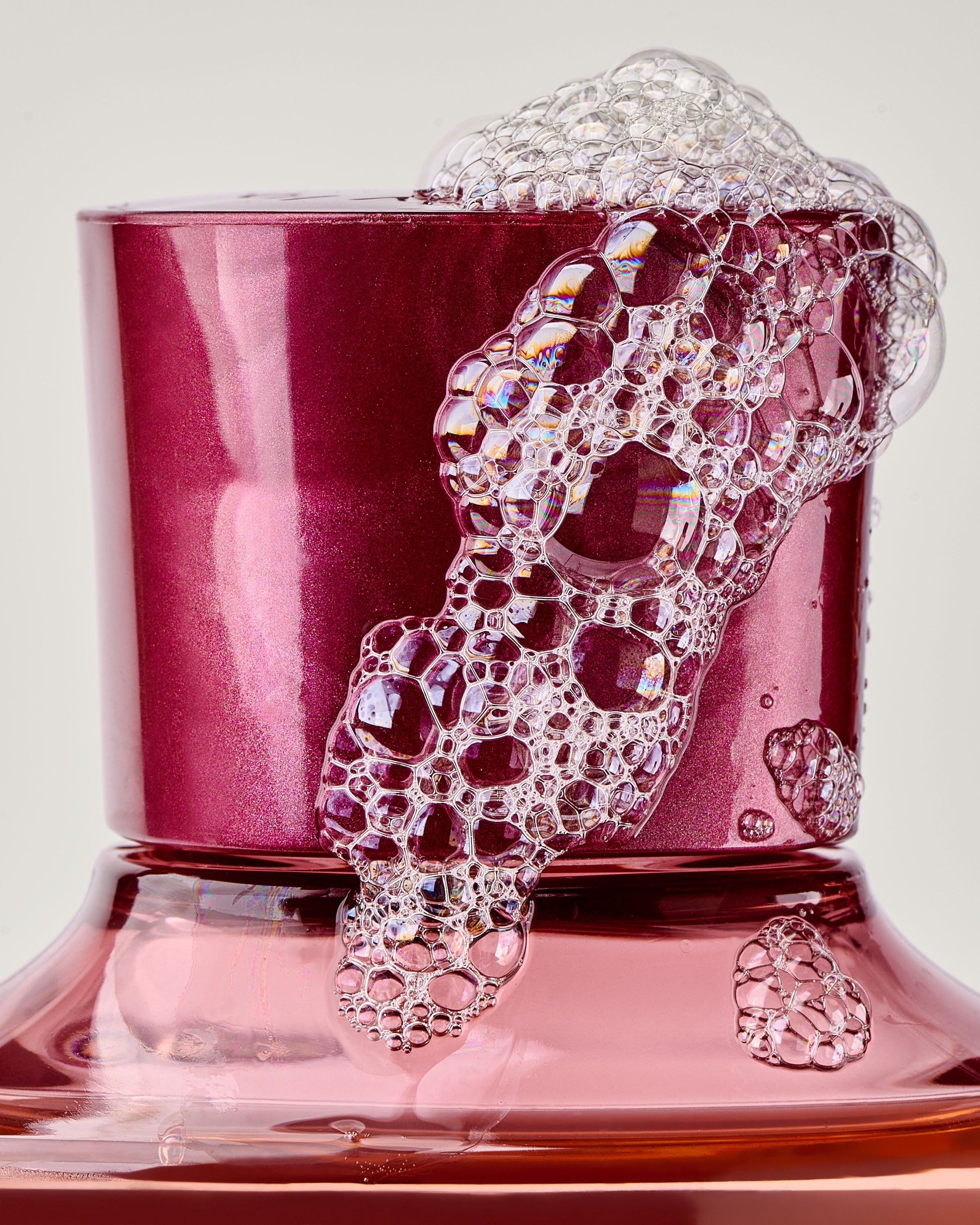 Żel pod prysznic Covered in Roses Bath & Body Works z różaną grafiką dla eleganckiej pielęgnacji.