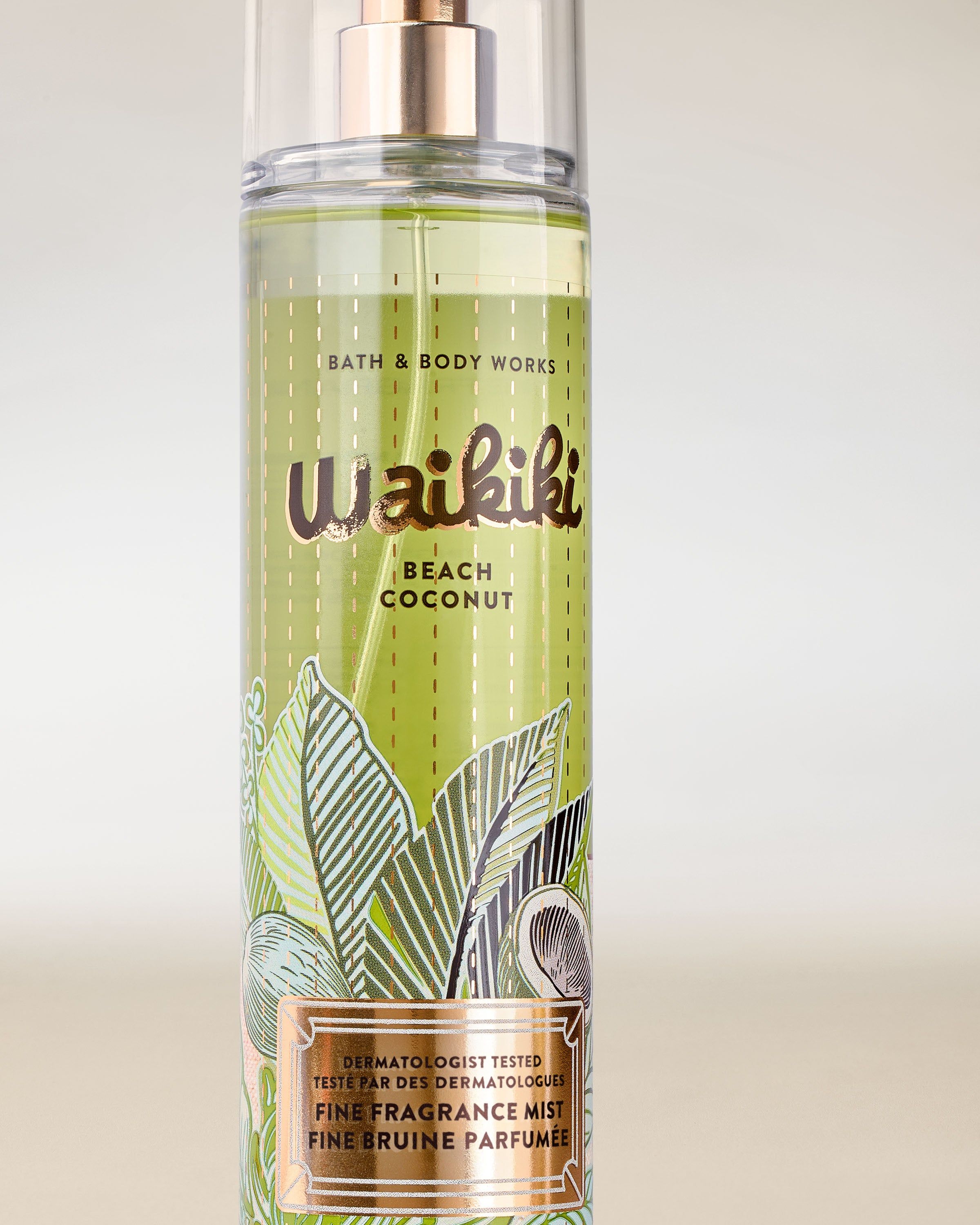 Mgiełka zapachowa Waikiki Beach Coconut od Bath & Body Works w zielonej butelce z atomizerem i tropikalną grafiką.