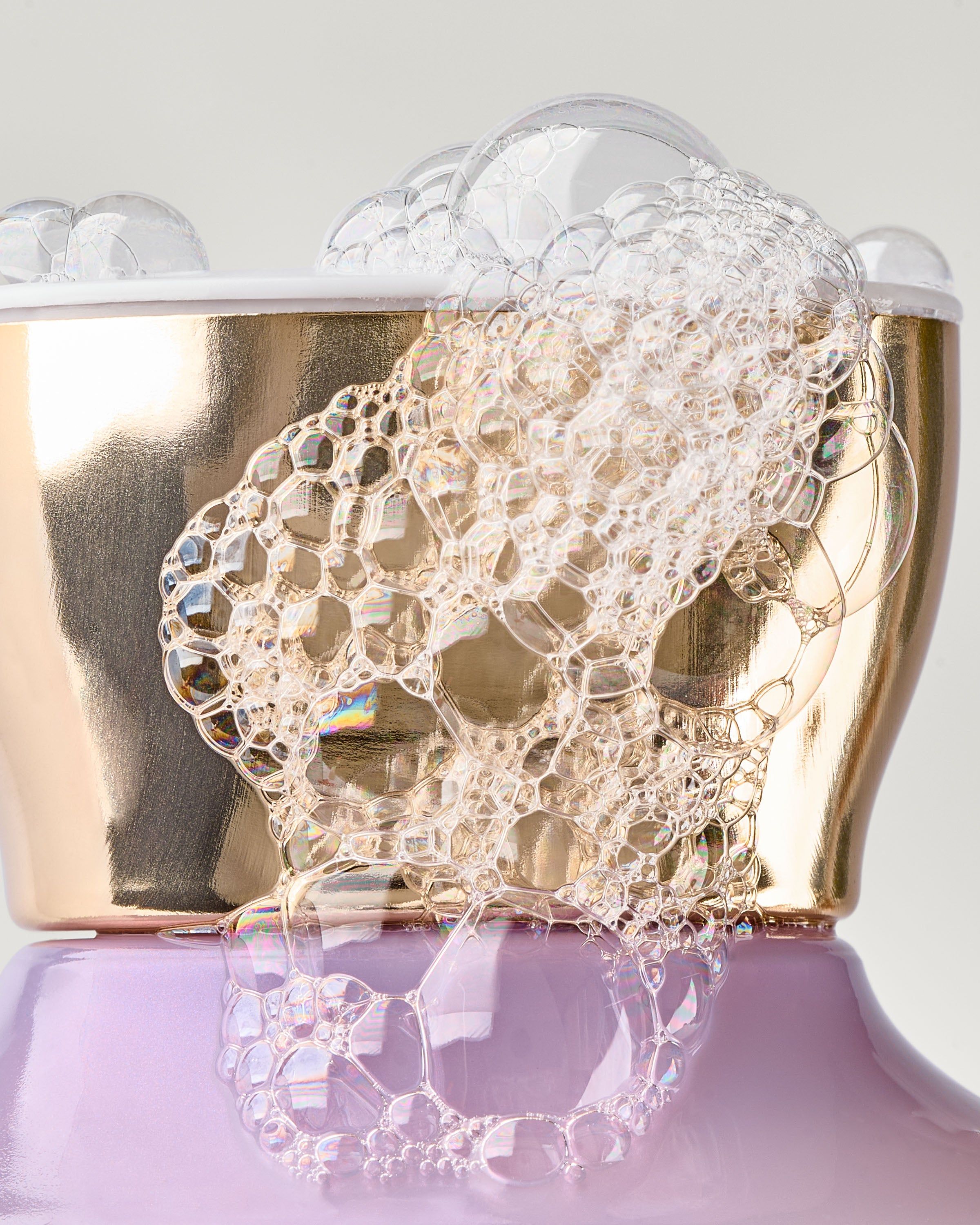 Żel pod prysznic Butterfly w dekoracyjnej butelce, stworzony do codziennego oczyszczania i odświeżenia.