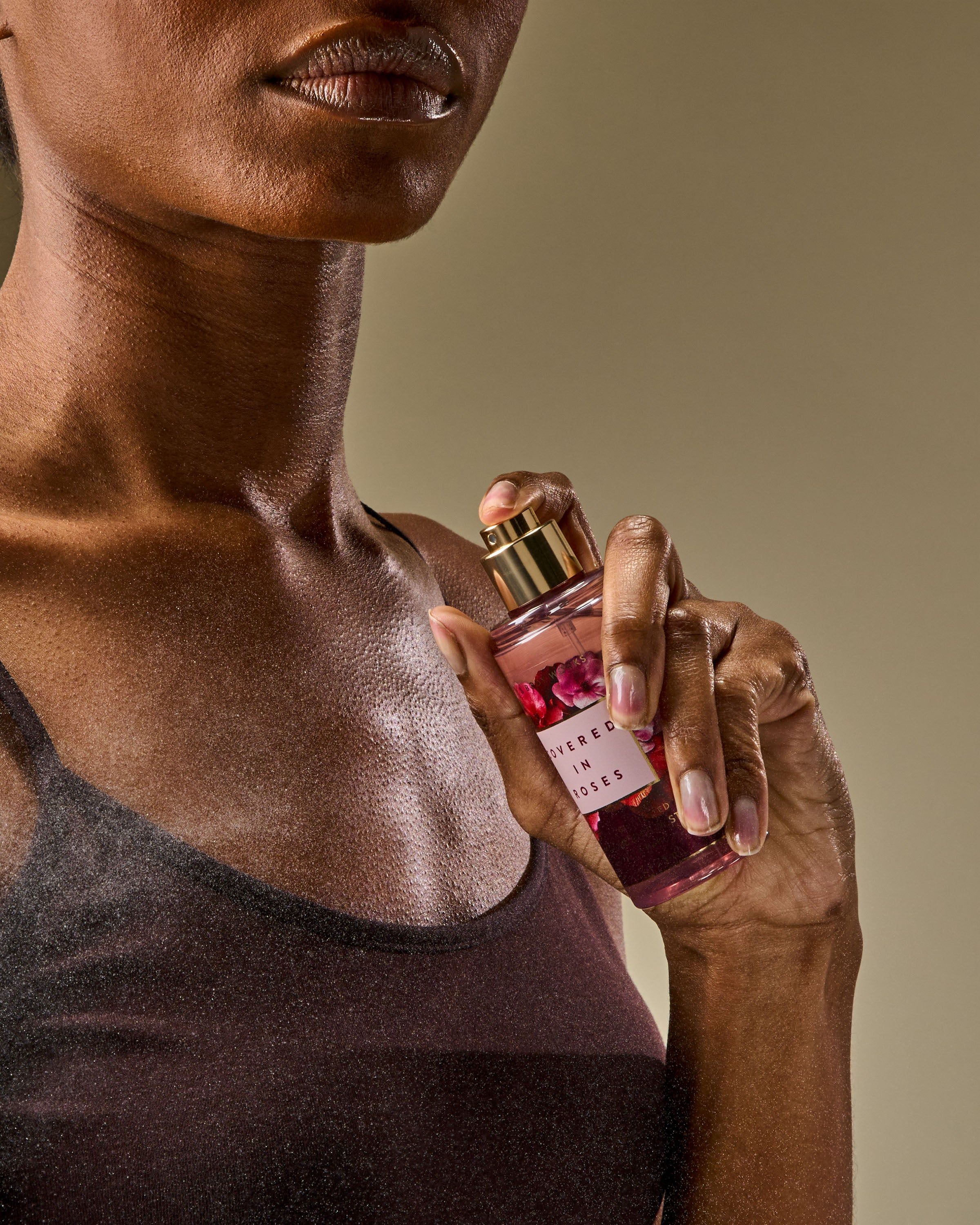 Bath & Body Works Covered in Roses – różowa mgiełka z motywem róż i złotym atomizerem, do ciała i włosów.