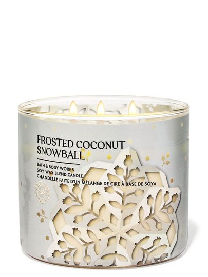 Lumânare "Frosted Coconut Snowball" într-un borcan cu un model decupat al unui fulg de zăpadă argintiu, Bath & Body Works.
