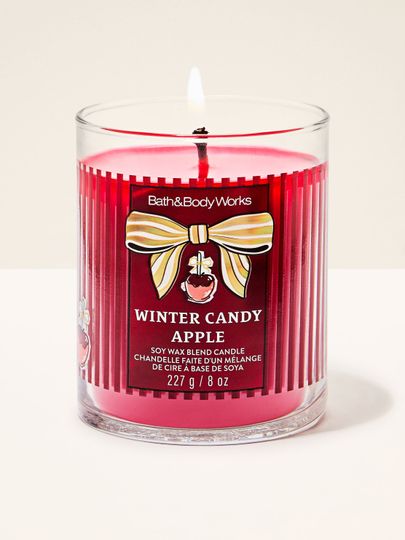Świeca zapachowa Winter Candy Apple Bath & Body Works z jednym płonącym knotem i motywem karmelizowanego jabłka