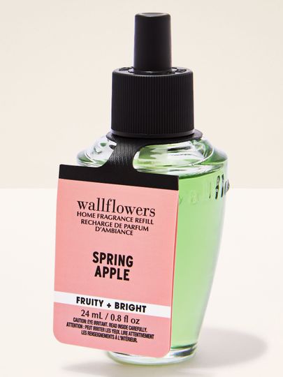 Wkład Wallflowers Spring Apple Bath & Body Works o zielonym odcieniu i świeżym, owocowym charakterze.
