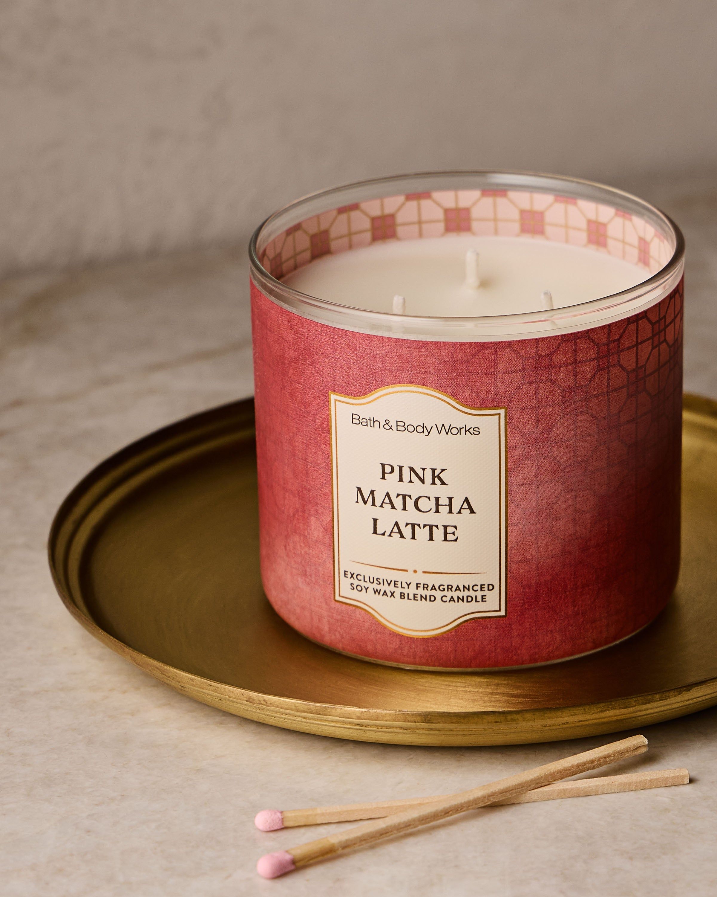 Świeca zapachowa Bath & Body Works Pink Matcha Latte z mieszanki wosku sojowego, 3 knoty