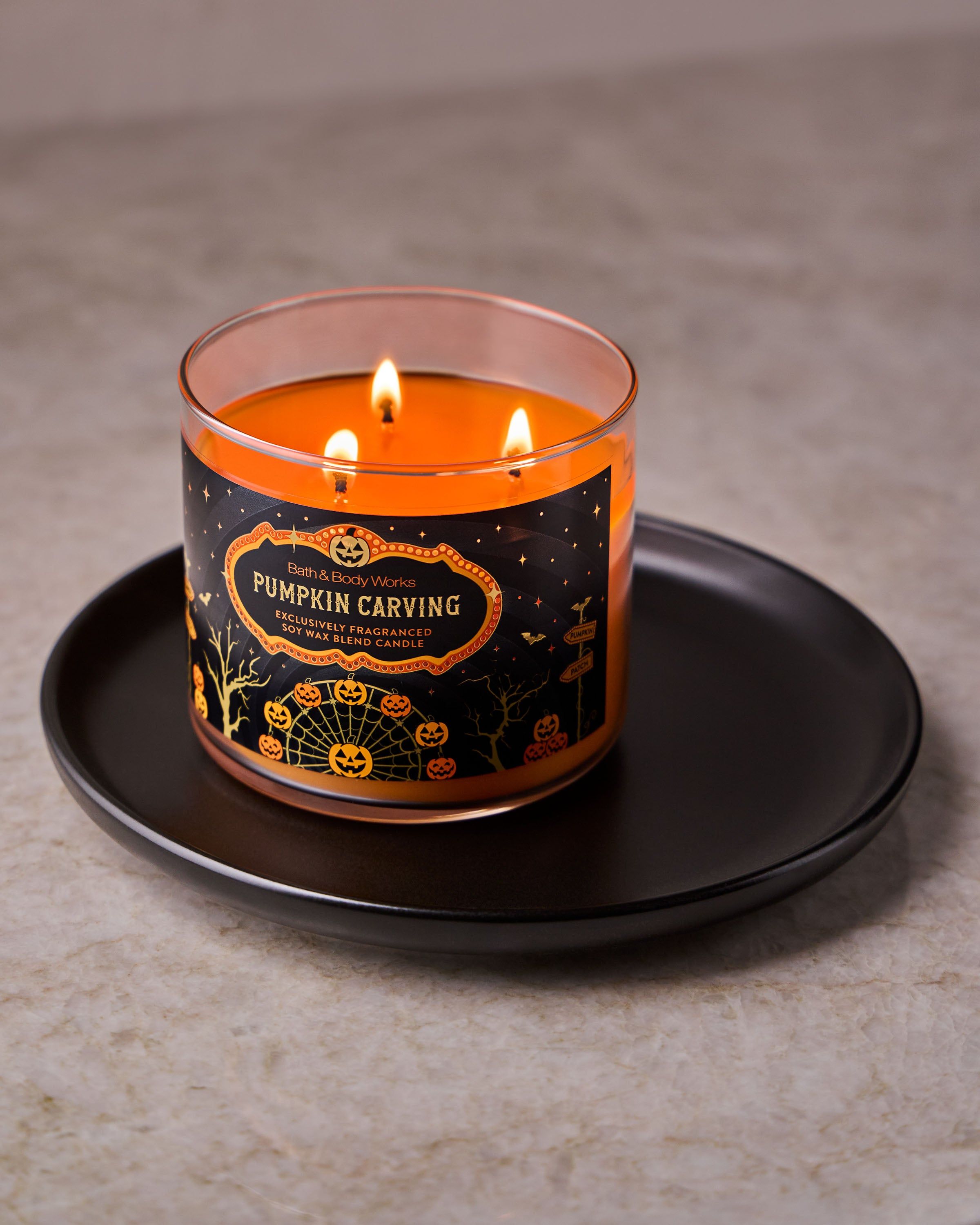 Świeca zapachowa Bath & Body Works Pumpkin Carving w szklanym słoiku z czarną pokrywką