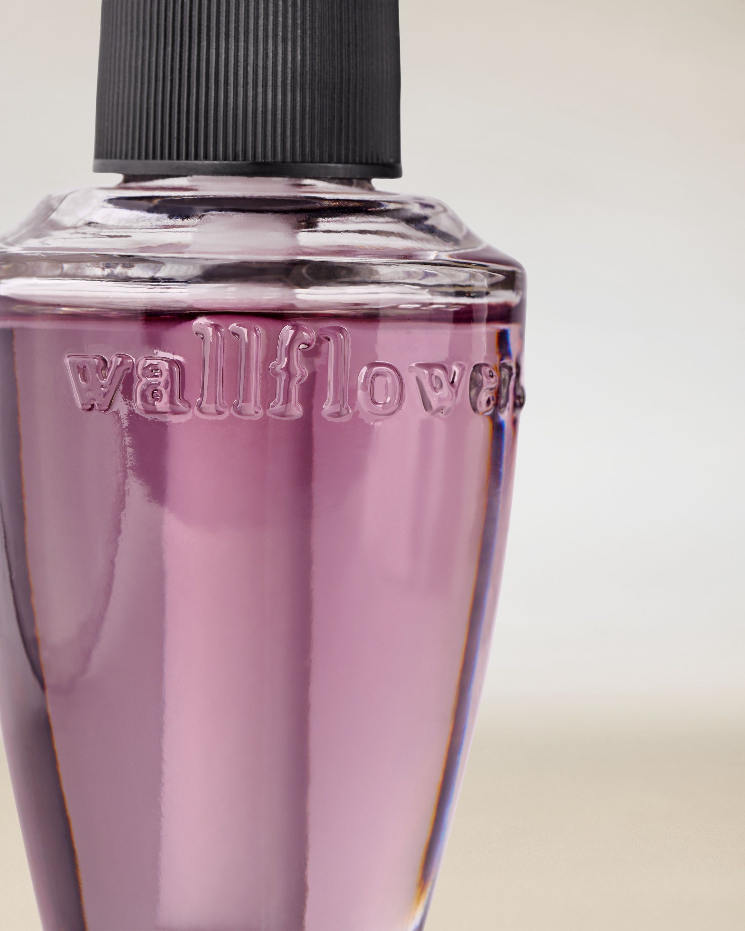 Fioletowy wkład Wallflowers z tłoczonym logo — elegancki detal do domowego odświeżacza.