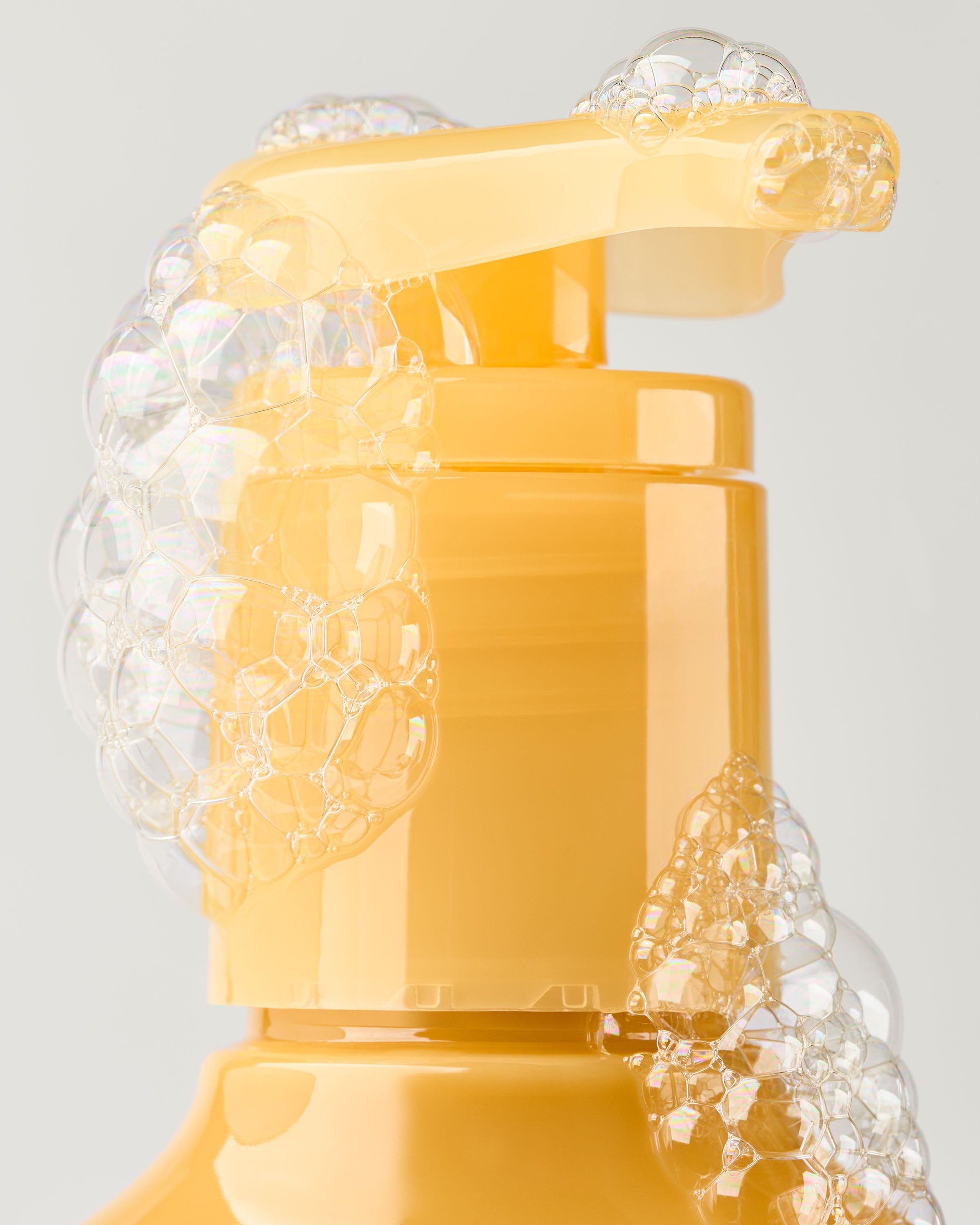 Żel do mycia rąk Bath & Body Works Iced Lemon Pound Cake 236 ml w żółtej butelce z cytrusowym motywem.