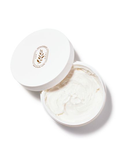 Otwarty słoik z masłem do ciała, na wieczku widnieje logo marki. Bath & Body Works.