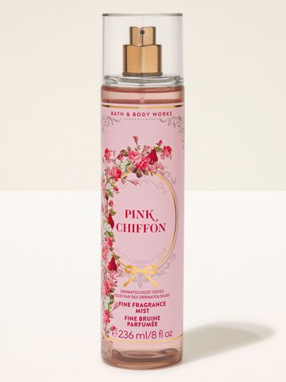 Mgiełka zapachowa Pink Chiffon od Bath & Body Works w różowej butelce z atomizerem i romantyczną, kwiatową etykietą.