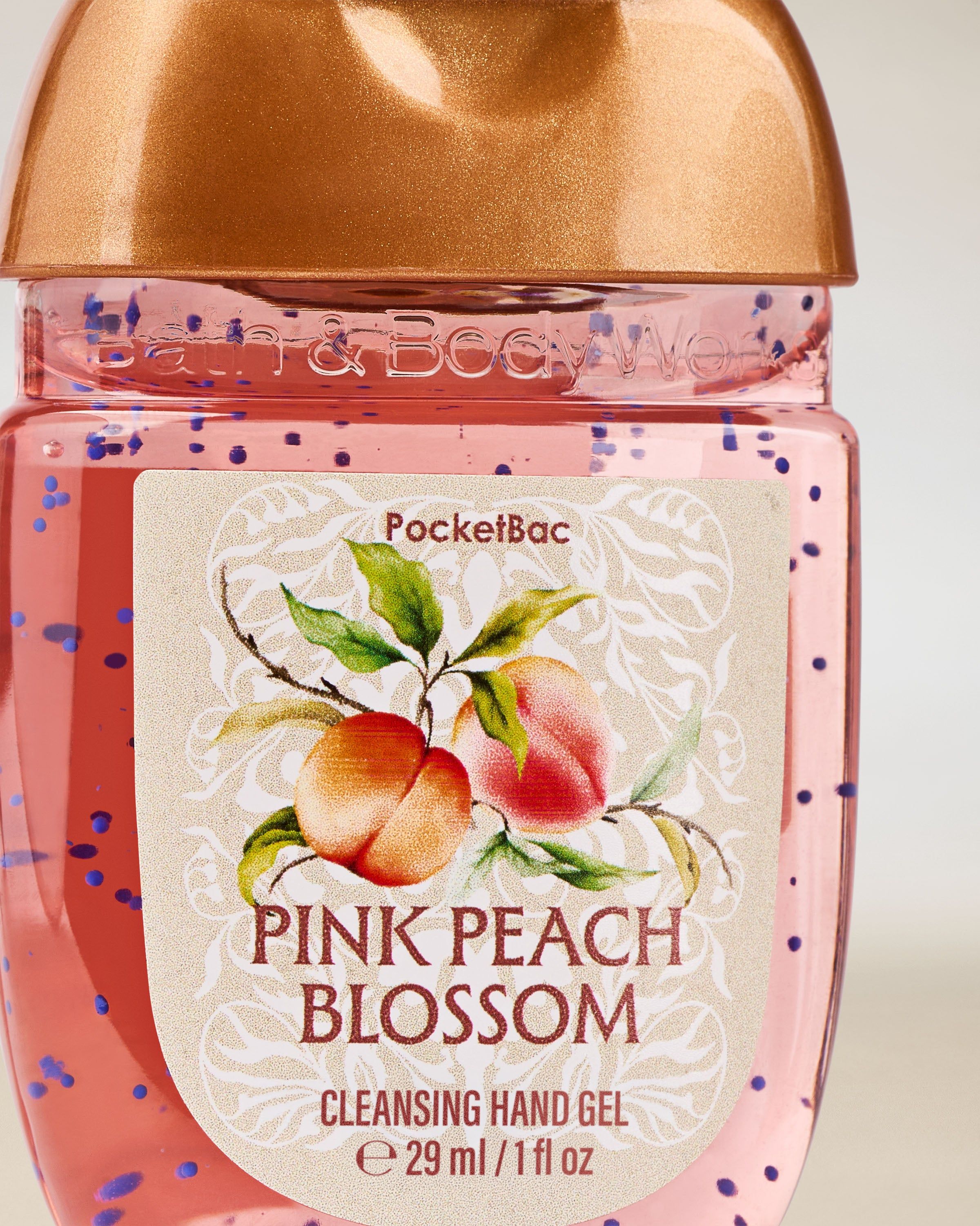 Bath & Body Works Pink Peach Blossom PocketBac – żel do dezynfekcji rąk w różowej butelce z motywem brzoskwiń.