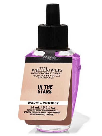 Wkład Wallflowers In The Stars o ciepłym, drzewnym aromacie w fioletowej butelce 24 ml.