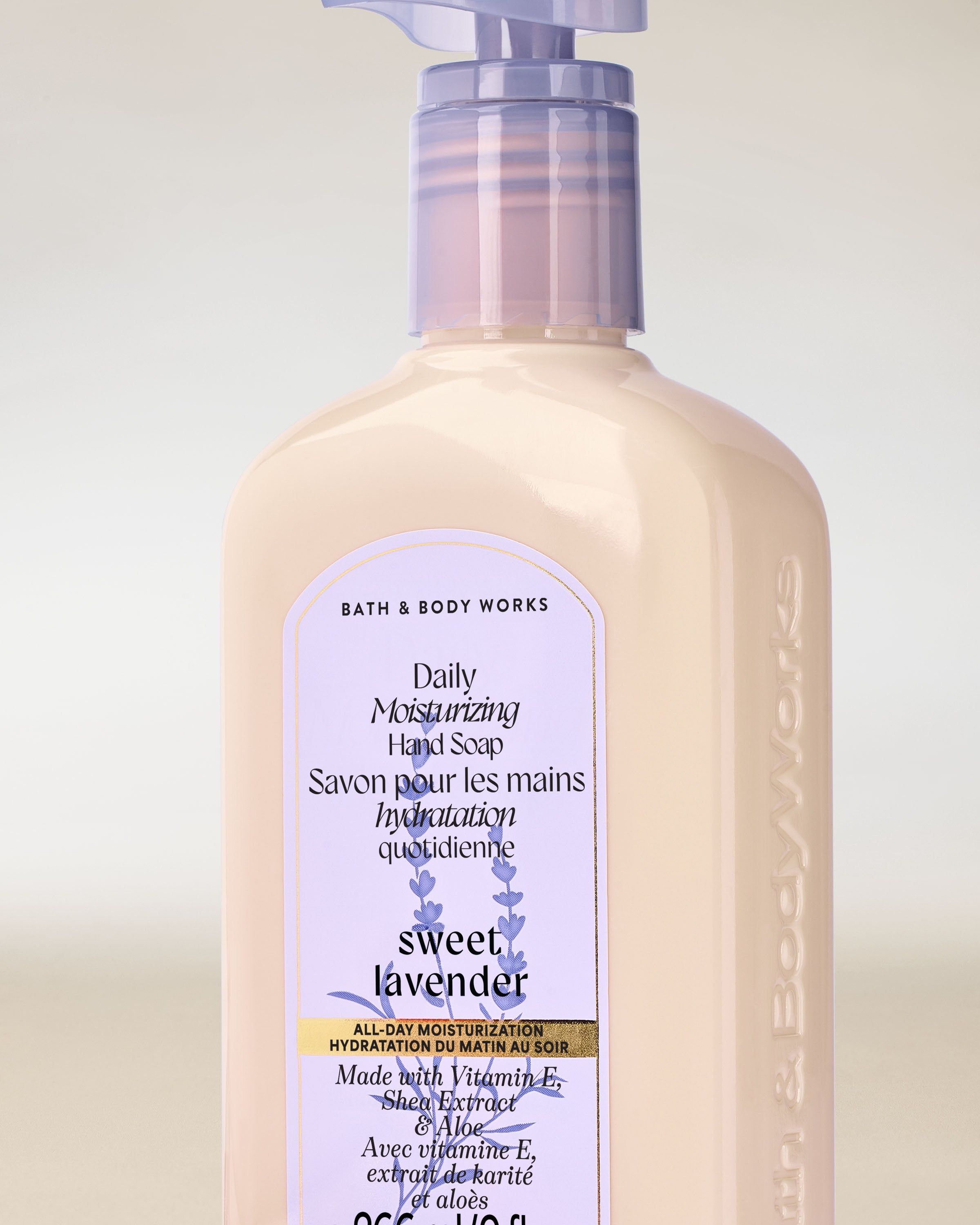Mydło do rąk Sweet Lavender Bath & Body Works w kremowej butelce z lawendową pompką i subtelną etykietą.