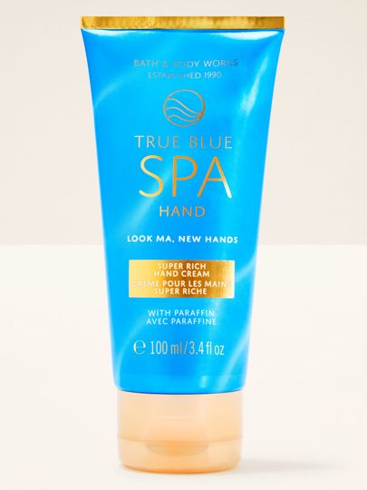 Cremă de mâini albastră cu textul "True Blue SPA" și un accent portocaliu, Bath & Body Works.