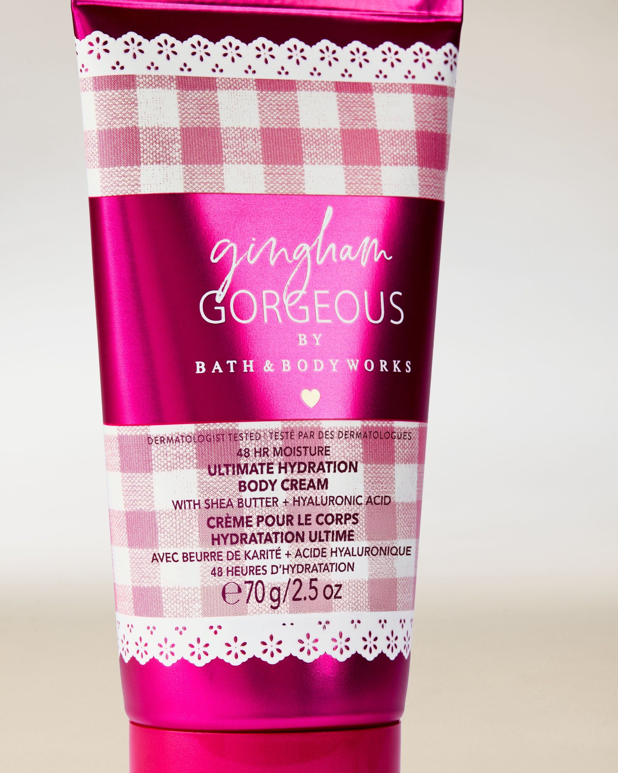 Krem do ciała Bath & Body Works Gingham Gorgeous 70 g w różowej tubie z klasycznym wzorem gingham.