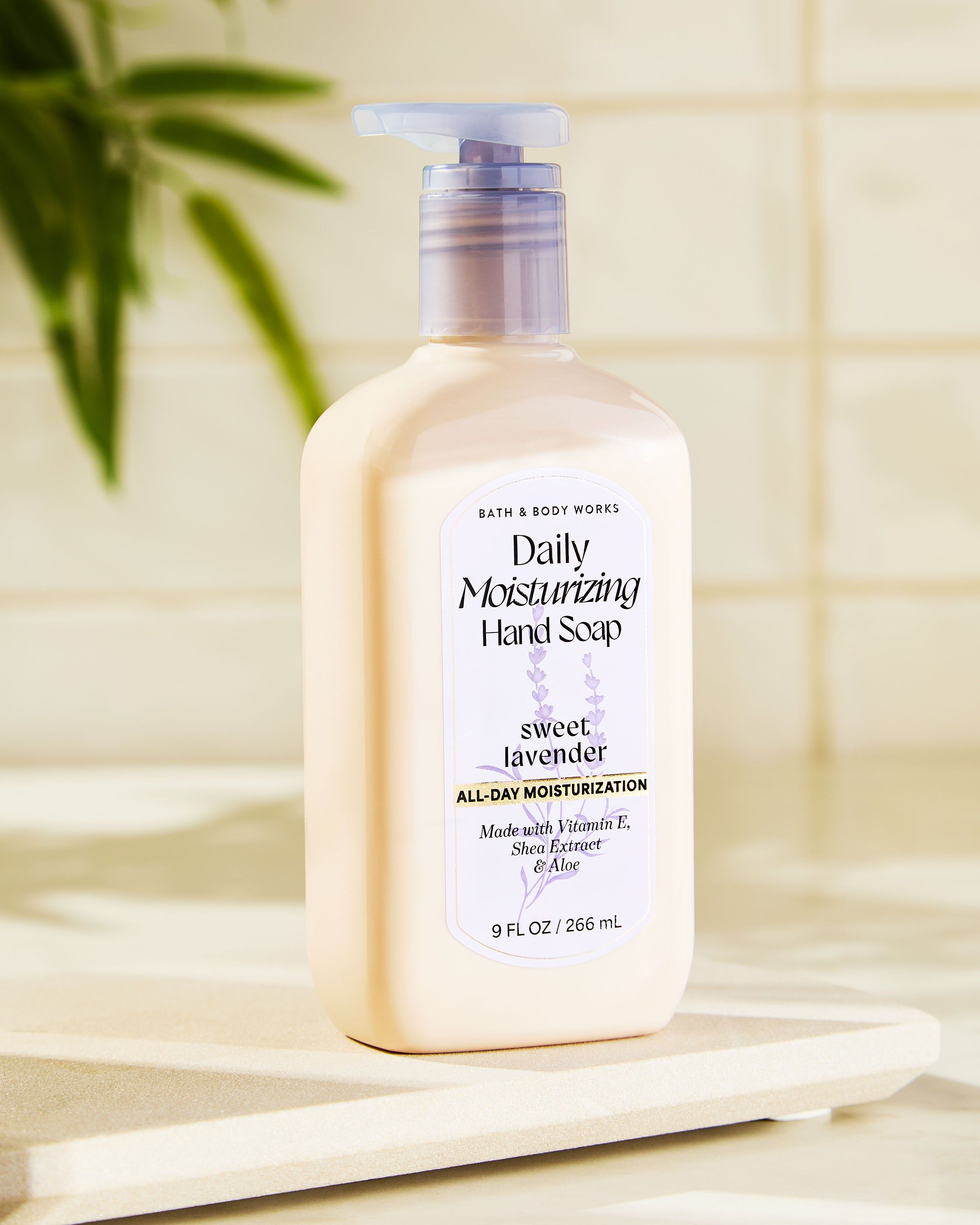 Mydło do rąk Sweet Lavender Bath & Body Works w kremowej butelce z lawendową pompką i subtelną etykietą.