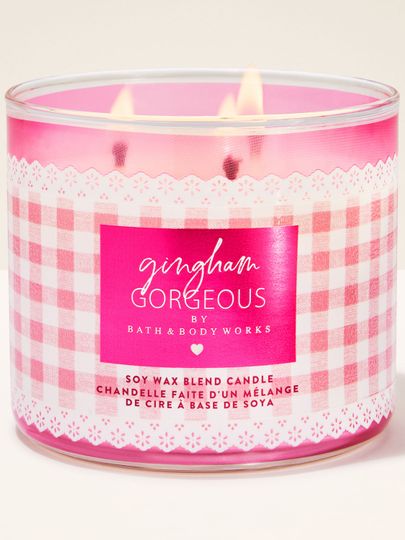 Świeca zapachowa 3‑knotowa Bath & Body Works Gingham Gorgeous w szklanym słoju z różowym wzorem gingham.
