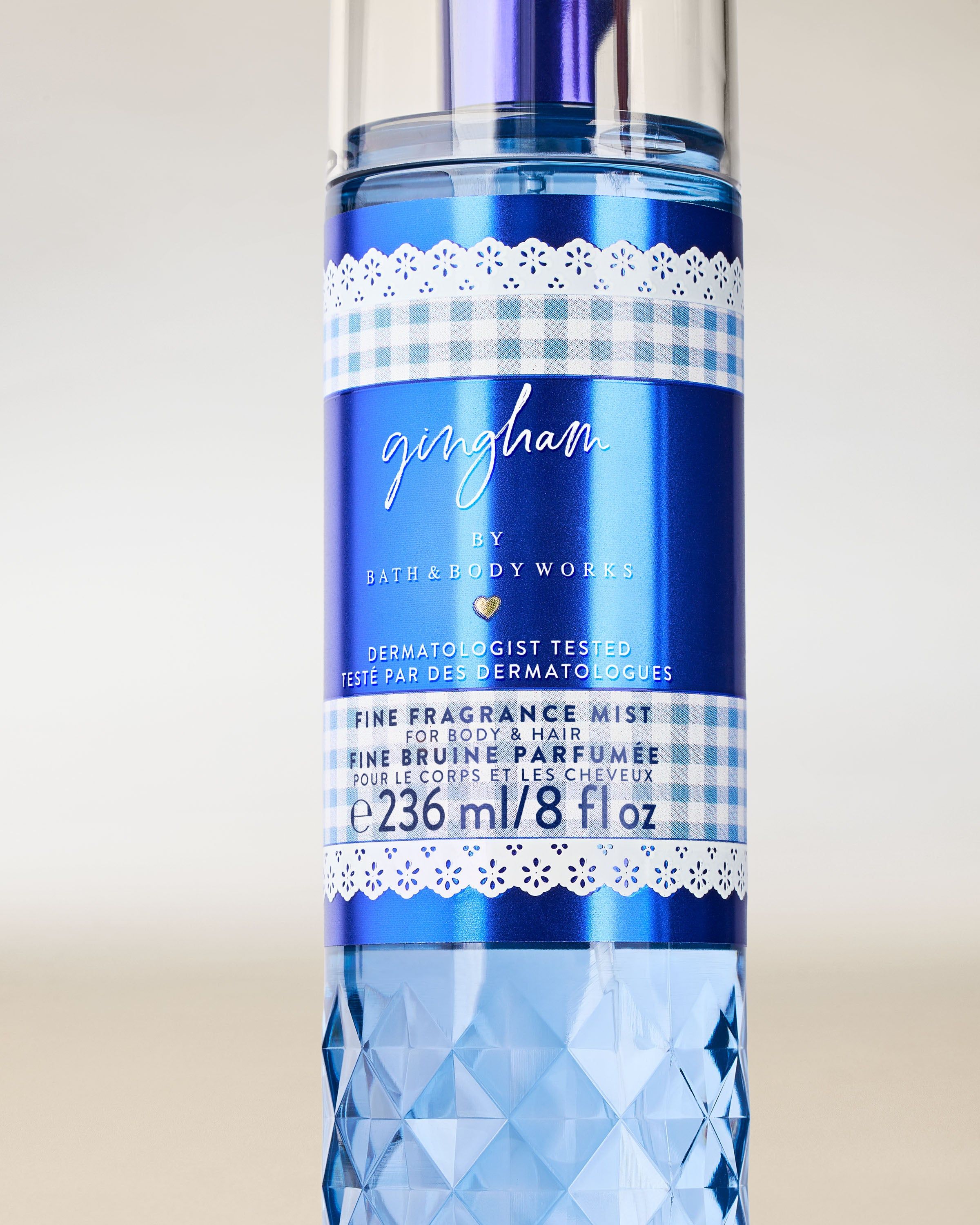 Mgiełka zapachowa Bath & Body Works Gingham 236 ml w niebieskim flakonie z atomizerem.