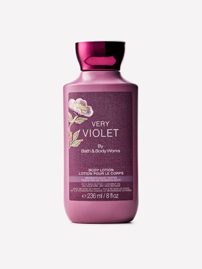 Balsam do ciała Very Violet Bath & Body Works z fiołkowym motywem na etykiecie
