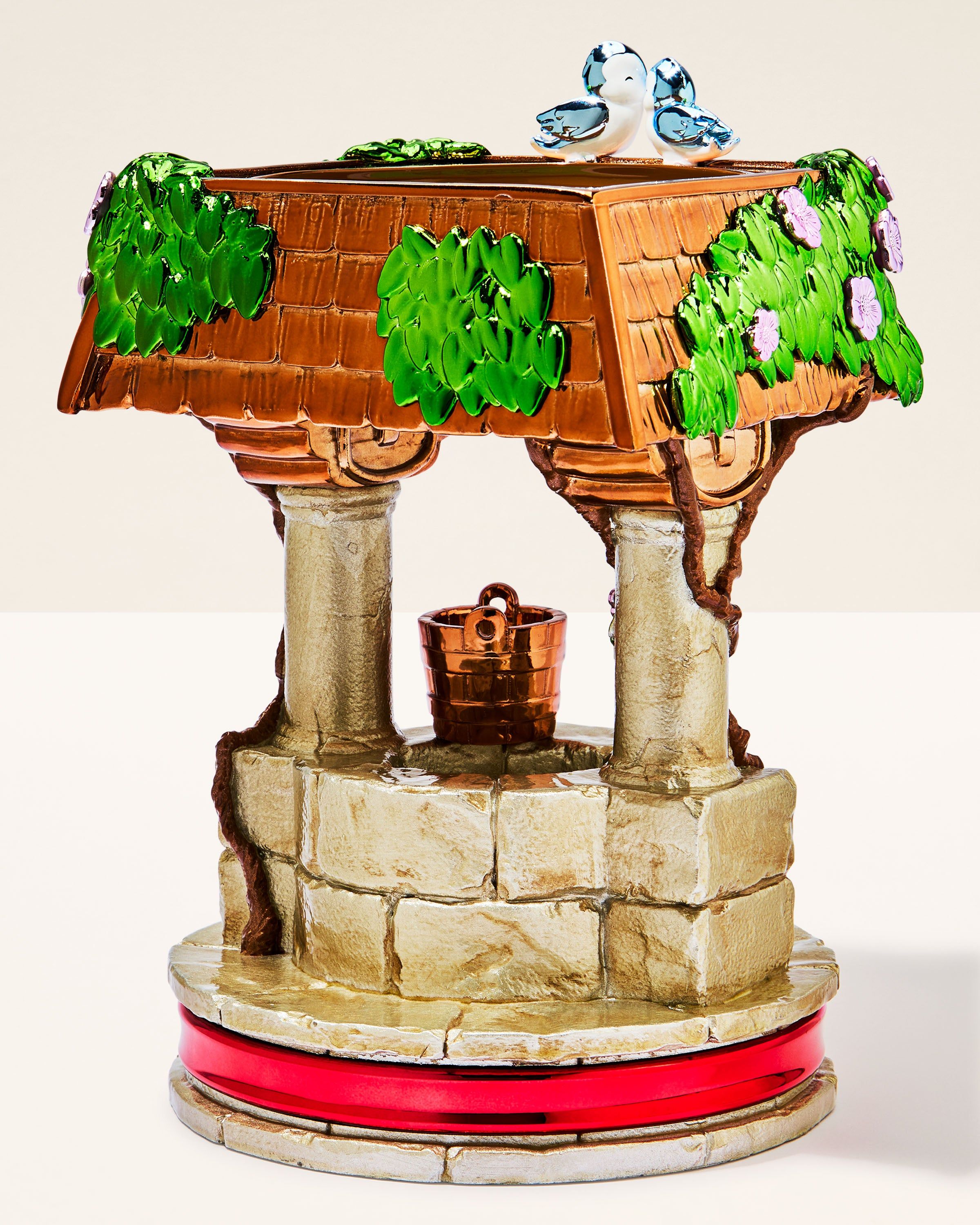 Podstawka Królewna Śnieżka na świecę 3‑knotową w formie bajkowej studni z kwiatami i uroczymi ptaszkami.