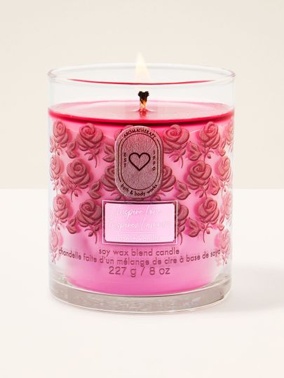 Bath & Body Works Rose + Vanilla – świeca 227 g w różowym szkle z tłoczeniem róży, z kolekcji Aromatherapy.