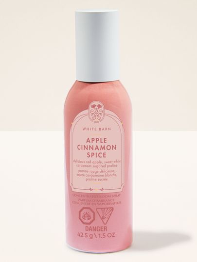 White Barn Apple Cinnamon Spice – różowy room spray o aromacie jabłka i cynamonu w eleganckiej butelce.