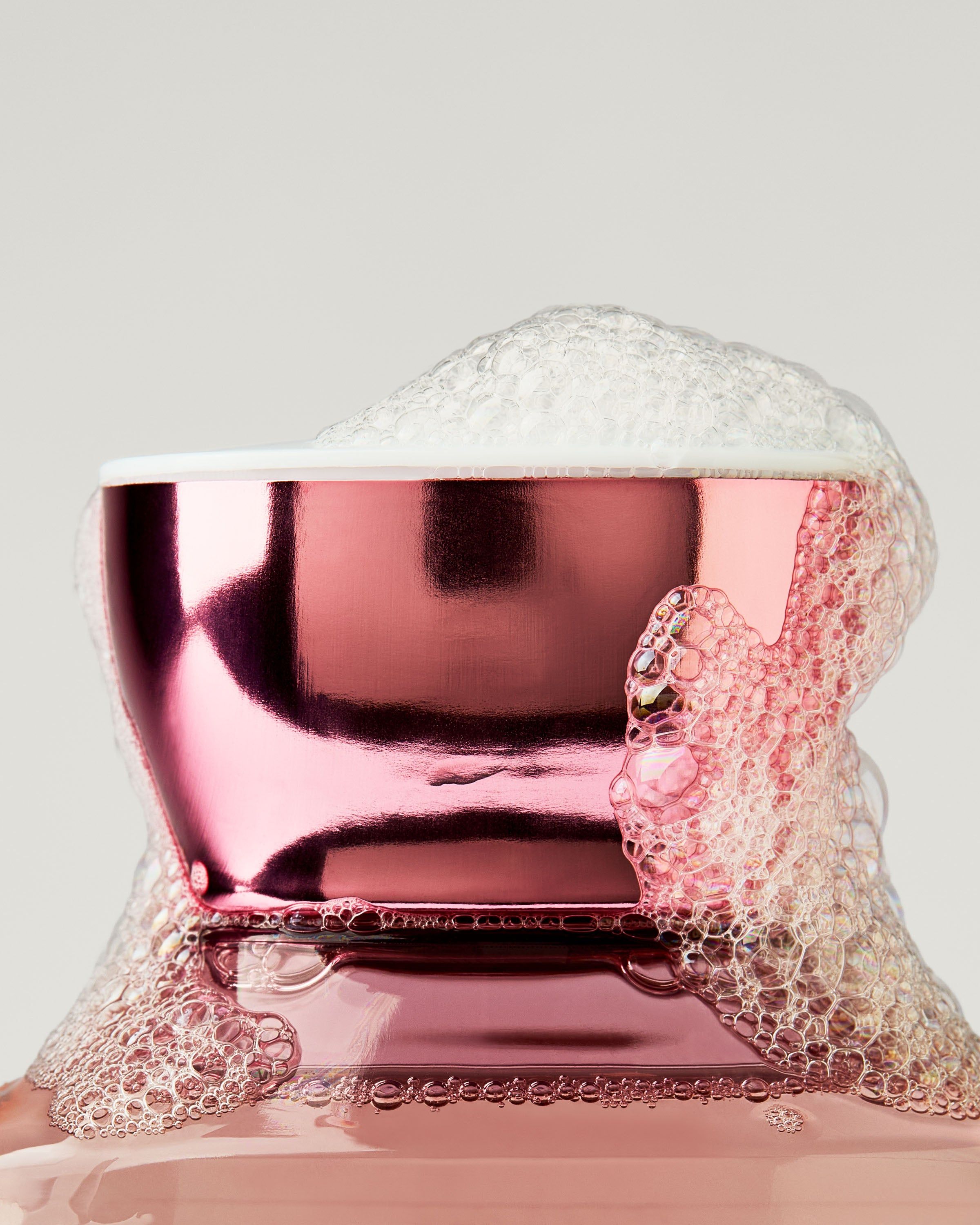 Żel pod prysznic Bath & Body Works Forever Cherry Blossom 295 ml w różowej butelce z kwiatową etykietą.