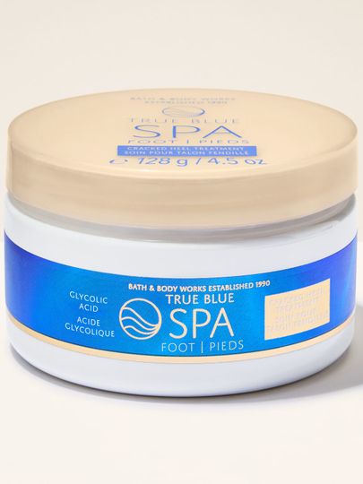 Krem do stóp Bath&Body Works True Blue Spa. Biały słoiczek ze złotą nakrętką i niebieską etykietą z napisami.