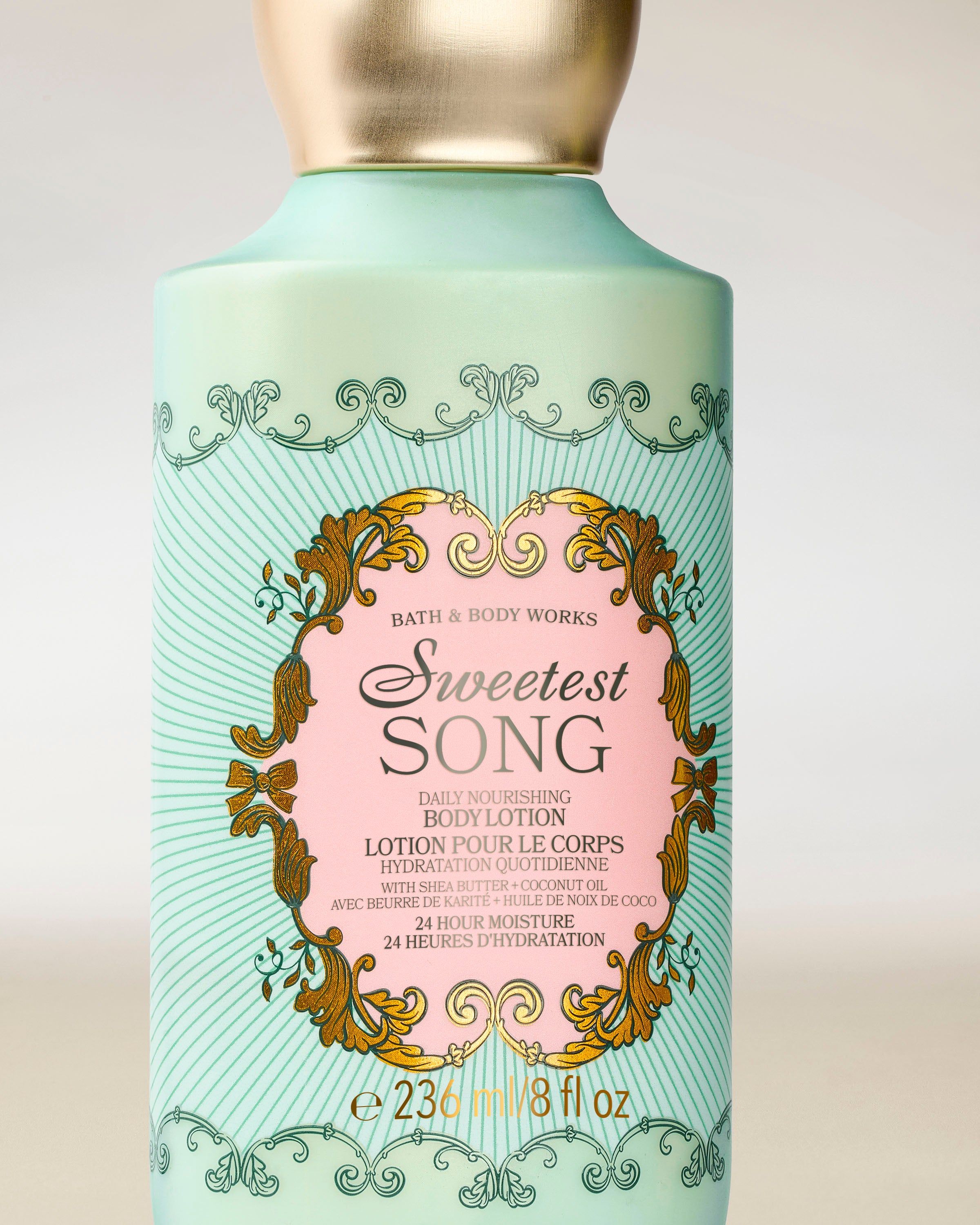 Balsam do ciała Bath & Body Works Sweetest Song 236 ml w miętowej butelce z dekoracyjną etykietą.