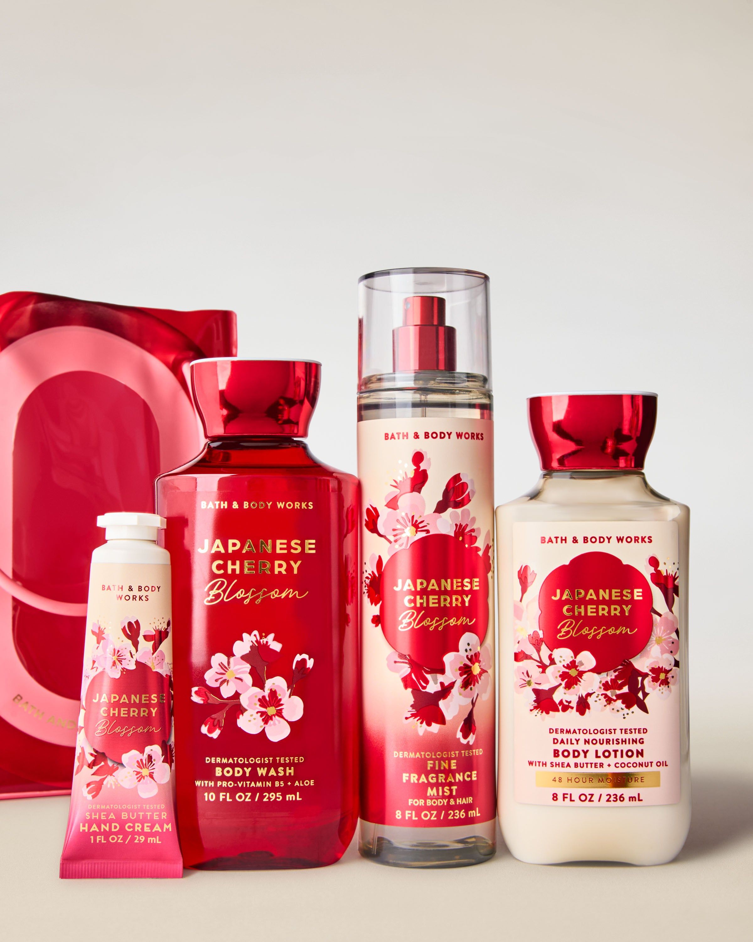 Zestaw Japanese Cherry Blossom od Bath & Body Works – mgiełka, żel, balsam i krem w czerwono‑kwiatowym designie.