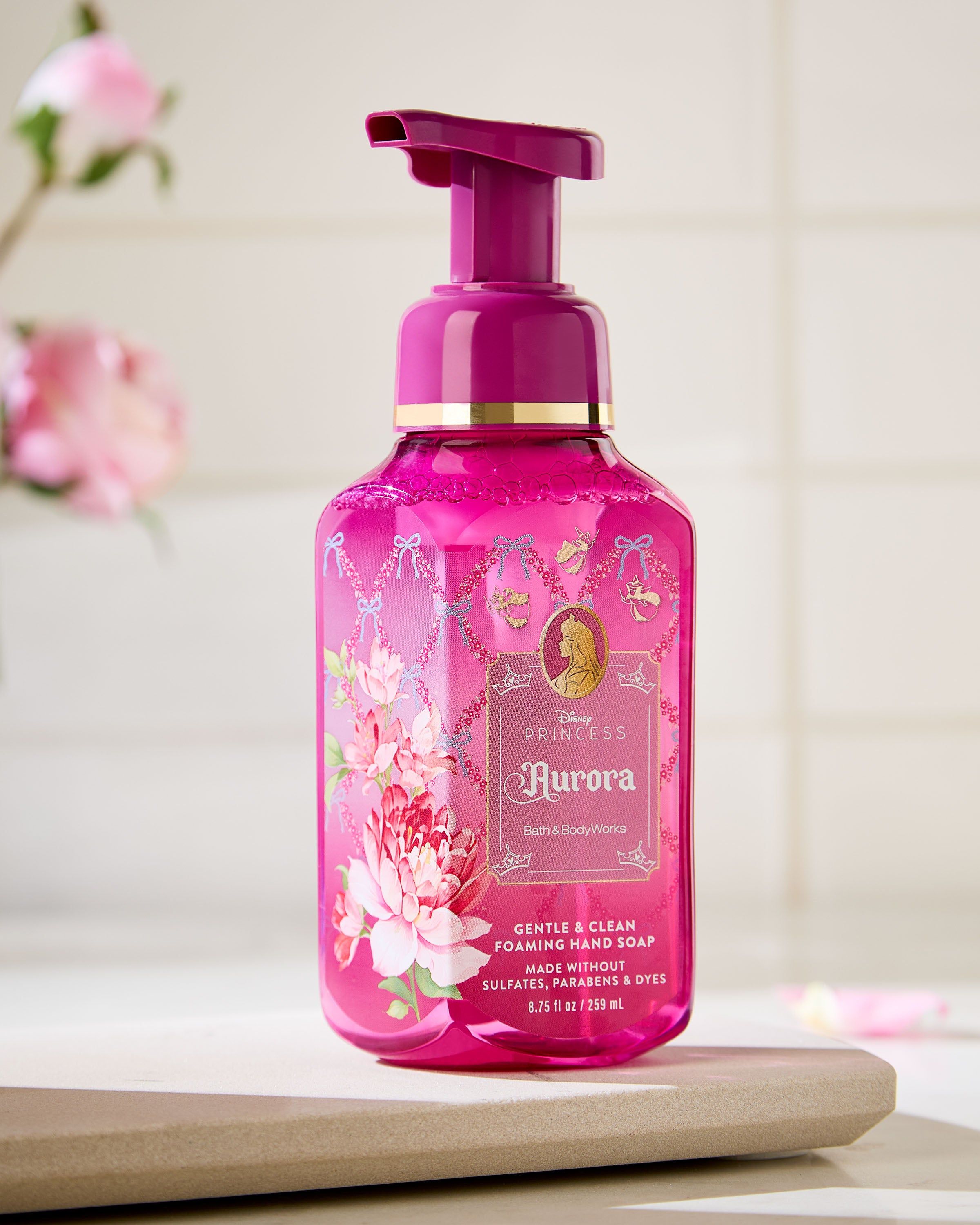 Kremowe mydło w piance Aurora od Bath & Body Works w różowym flakonie z kwiatowym motywem i złotymi detalami.